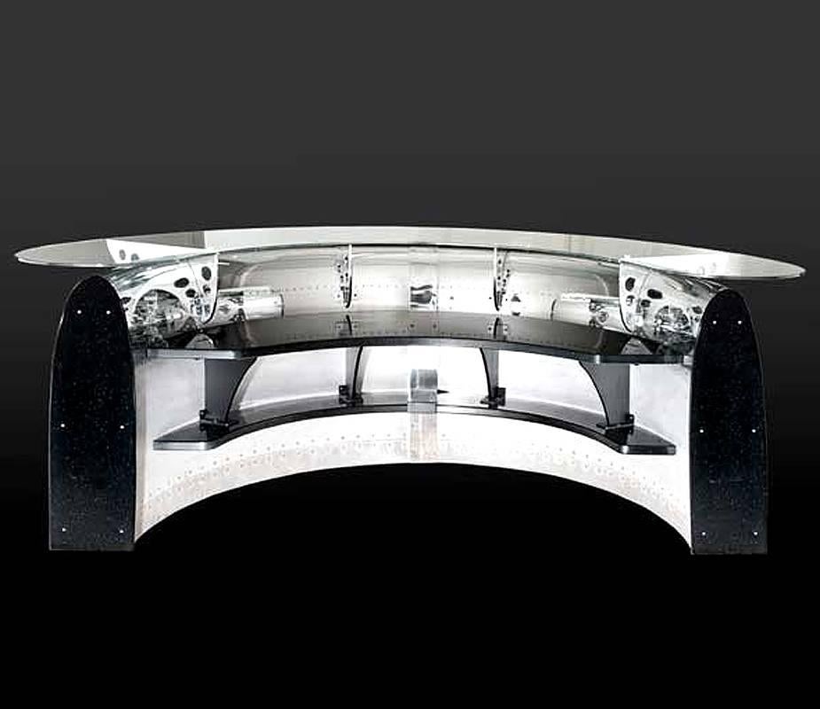 Bar Boeing 747 réalisé avec la moitié d'une prise d'air de Boeing 747,
en finition aluminium poli brillant, aluminium riveté. Avec 
un plateau rond en verre et avec un plateau noir et une tablette basse.
à l'intérieur du bar. Pièce exceptionnelle,