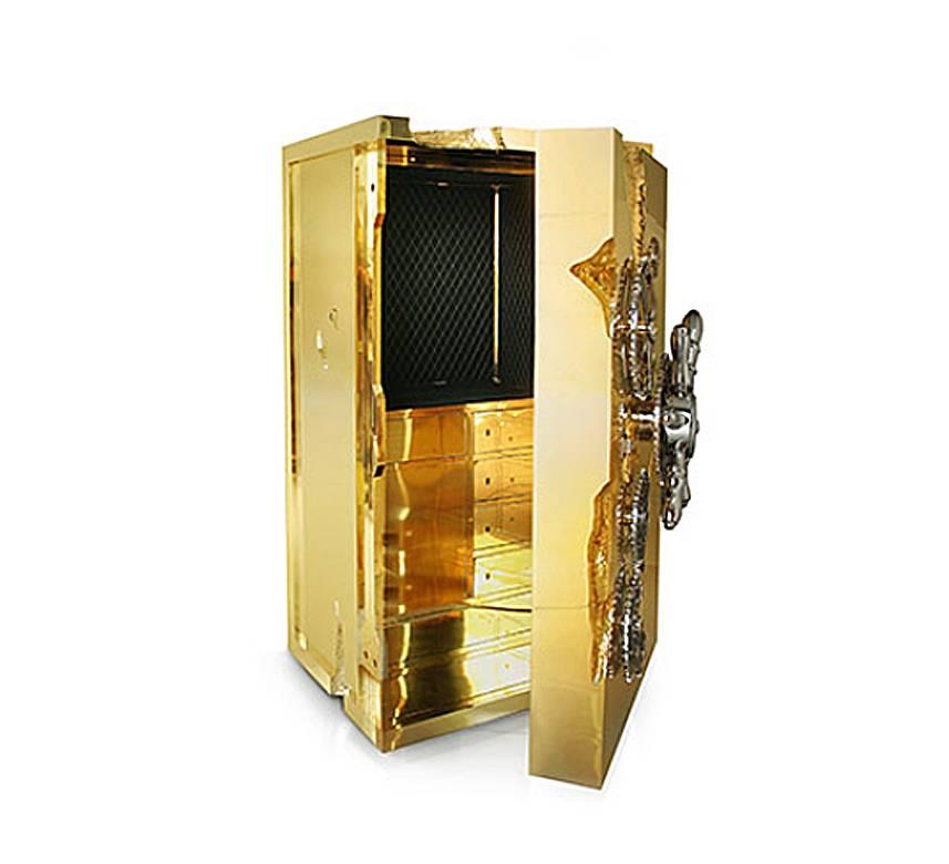 Sicherheit Smart goldfarben, abschließbare Schubladen,
Struktur aus massivem Mahagoni, bedeckt mit poliertem
Messing in Gold getaucht.

