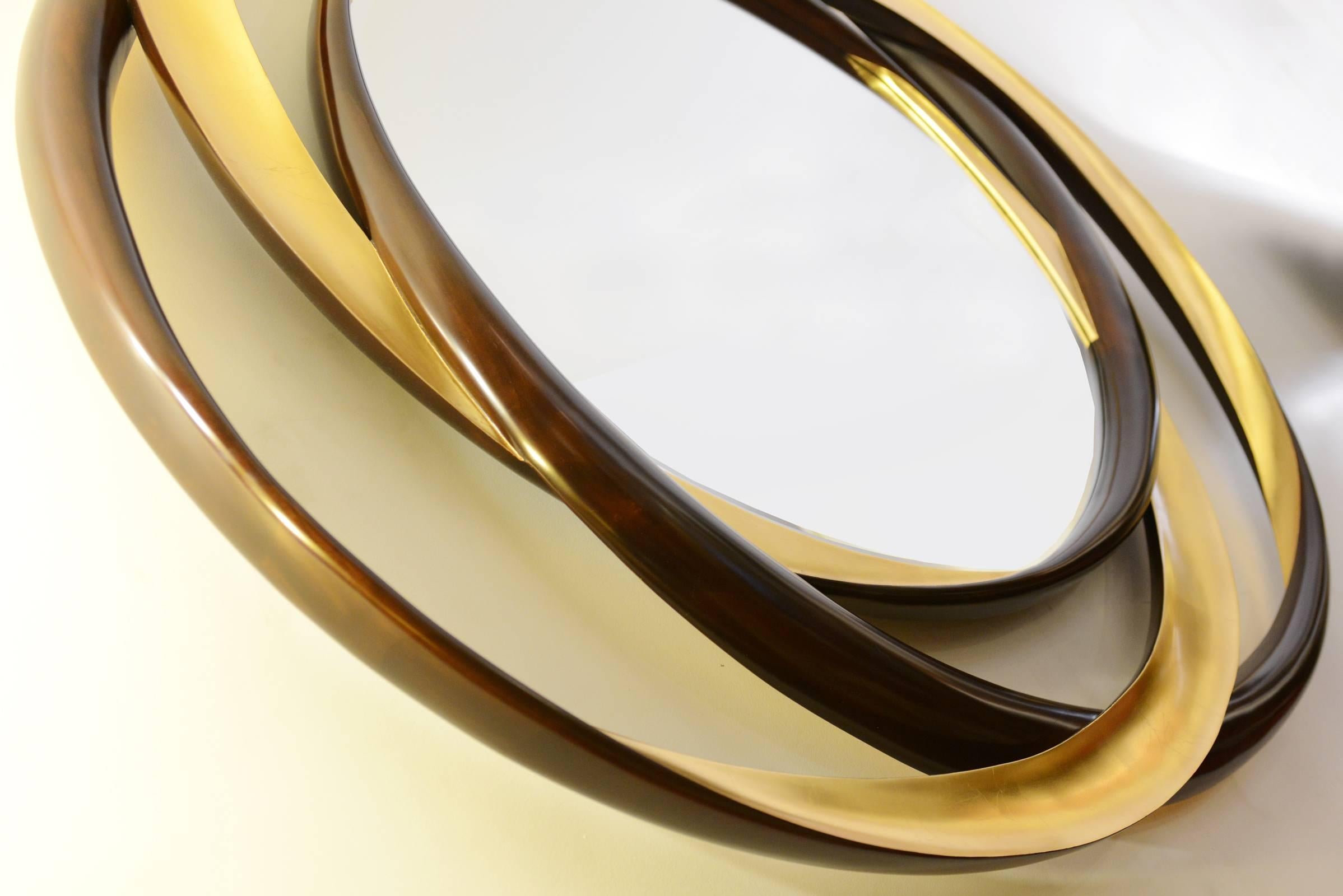 Miroir cercles d'or, miroir spirographique mélangeant trois cercles simples,
Torsades sculptées à la main, effet hypnotique. En bois d'acajou et finition dorée.
Ø145cm, prix : € 9950.00
Sur demande, fabriqué sur commande, également disponible en