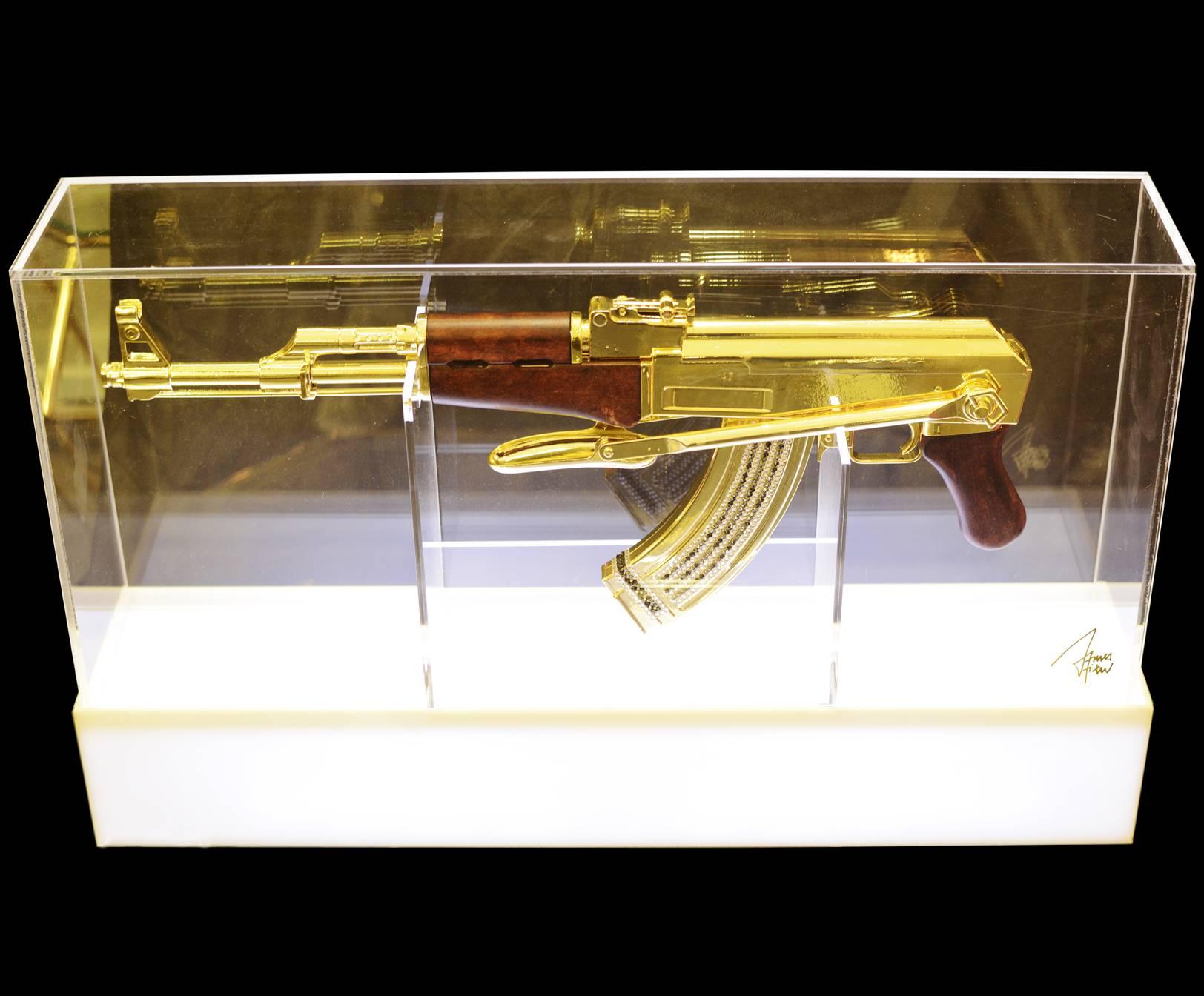 Assault rifle AK-47 in gold finish.
Authentic Limited Edition piece,
Numbered 01/15. Finish with gold leaf.
Base on plexiglass with LED light
and system of color variation and intensity.
Incorporated. Transparent plexiglass cover.
Plexi on