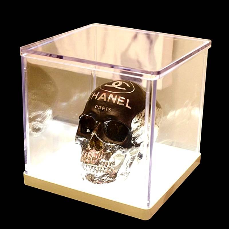 Skull Chanel Paris, polished chrome.
Finish and matt black paint. Limited and numerated 03/15
we can provide the cites documents for this article.
