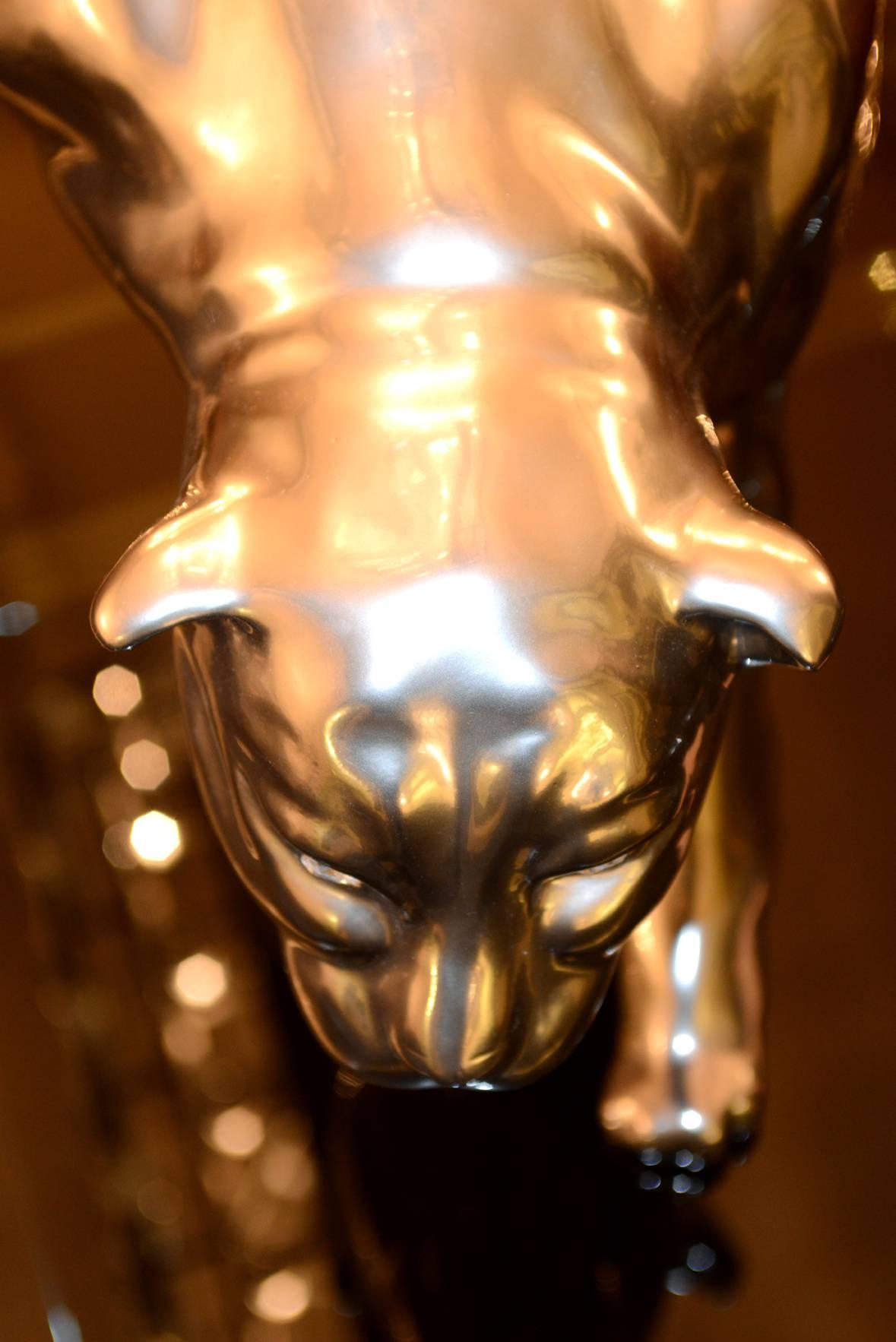 Résine Sculpture de panthère en résine, yeux en métal finition mate en cristal SWAROVSKI en vente