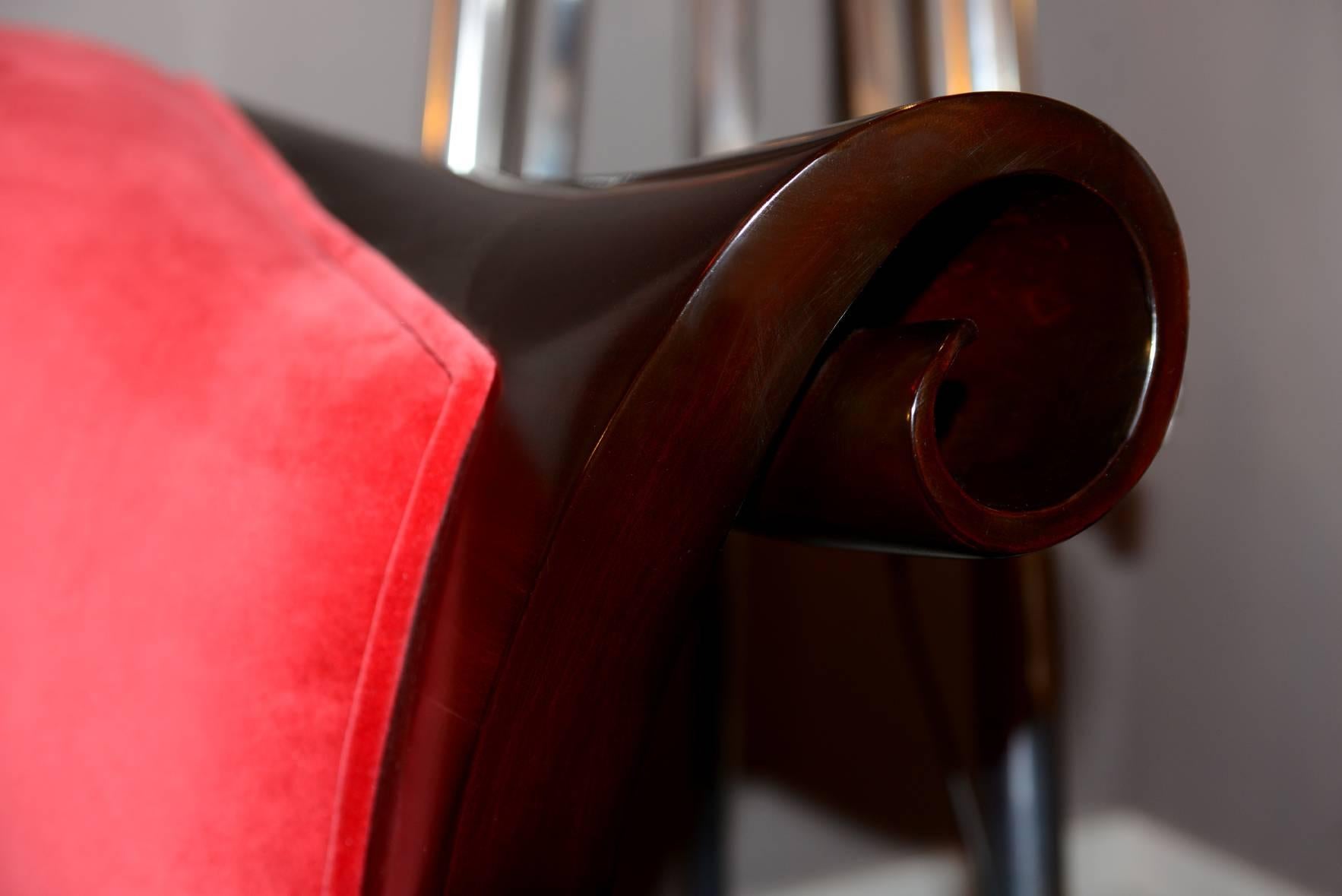 Carla Lounge Design Stuhl aus rotem Samt und braun lackiertem Mahagoni im Zustand „Hervorragend“ im Angebot in Paris, FR