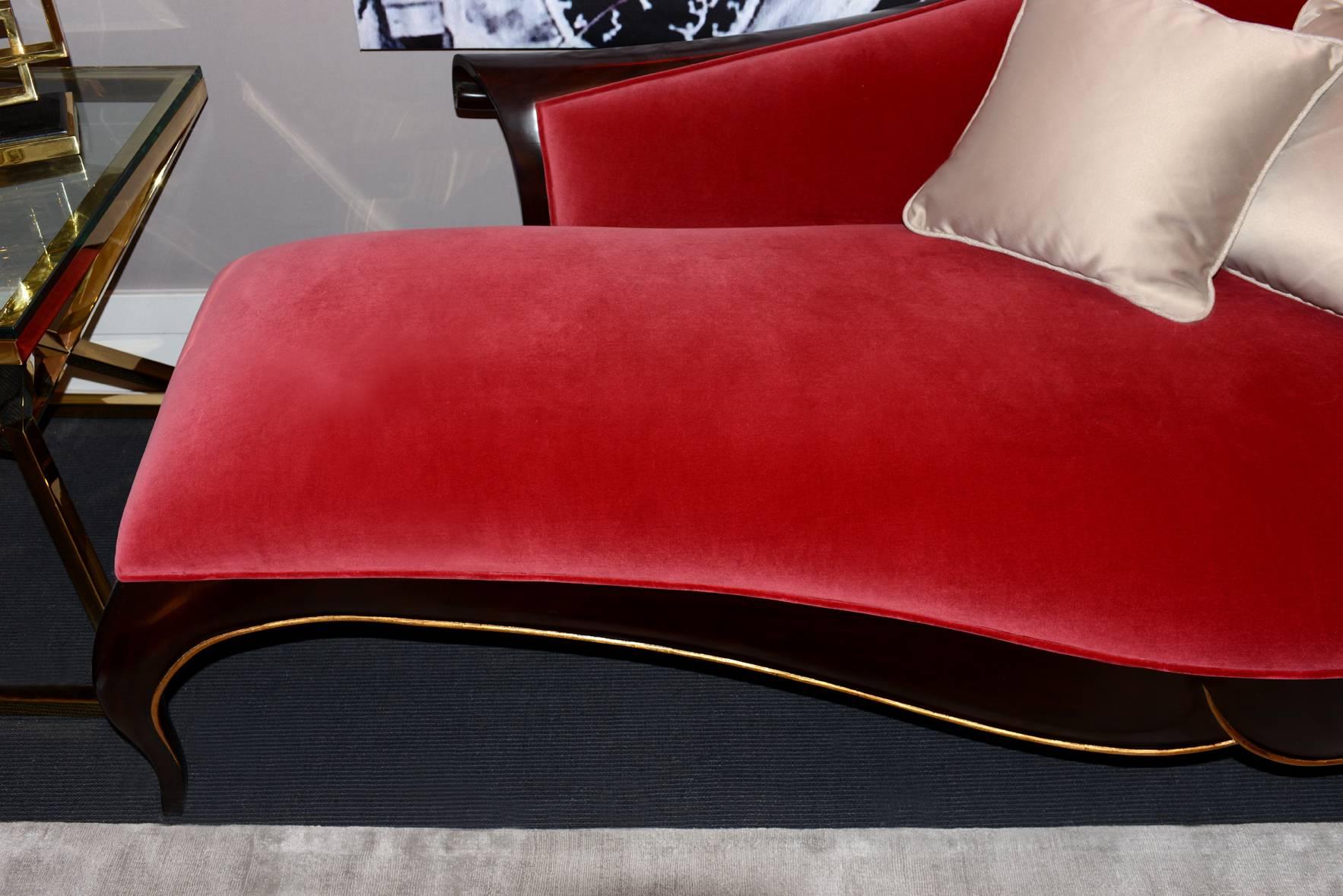 Carla Lounge Design Stuhl aus rotem Samt und braun lackiertem Mahagoni (Französisch) im Angebot