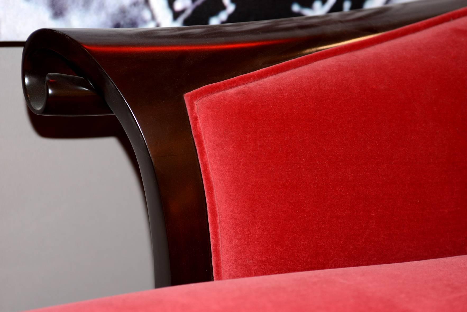 Carla Lounge Design Stuhl aus rotem Samt und braun lackiertem Mahagoni (Handgefertigt) im Angebot