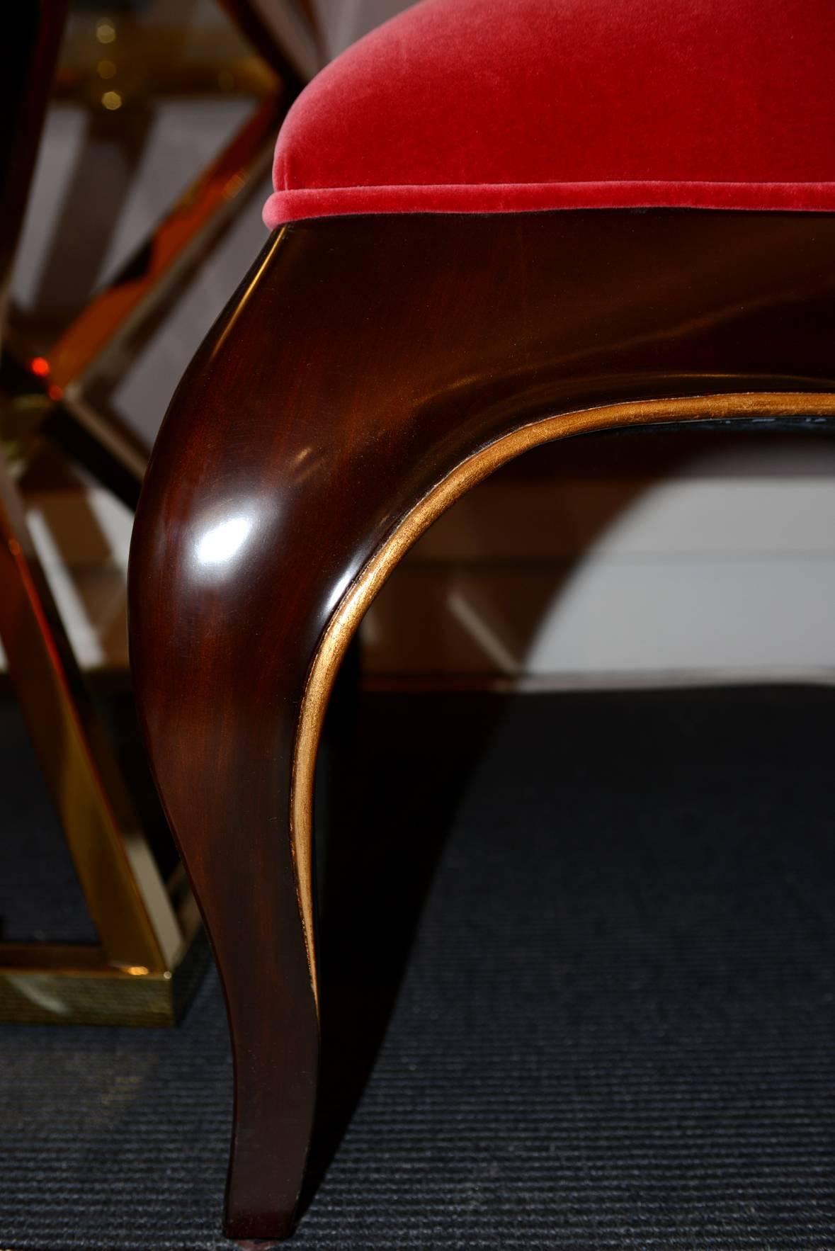 Carla Lounge Design Stuhl aus rotem Samt und braun lackiertem Mahagoni im Angebot 1