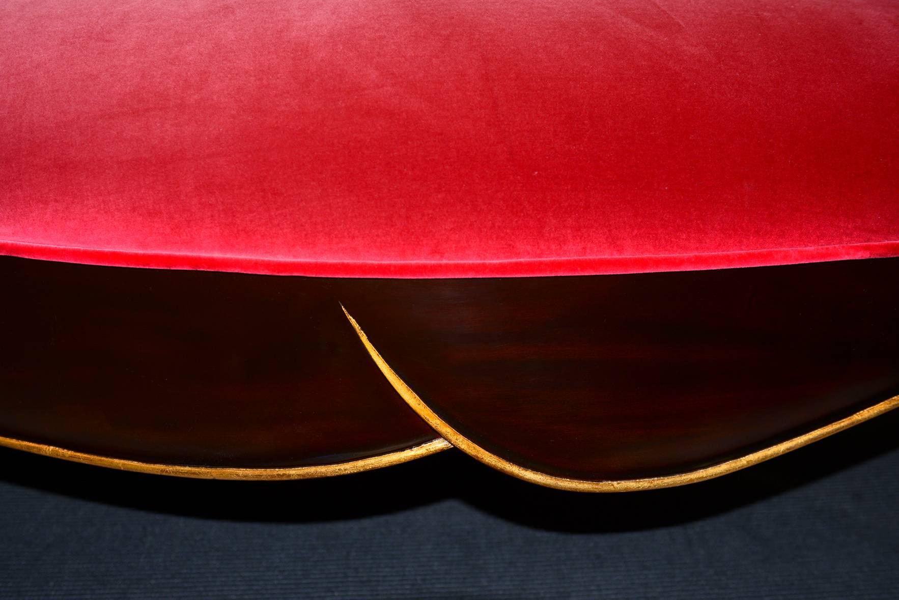 Carla Lounge Design Stuhl aus rotem Samt und braun lackiertem Mahagoni (21. Jahrhundert und zeitgenössisch) im Angebot