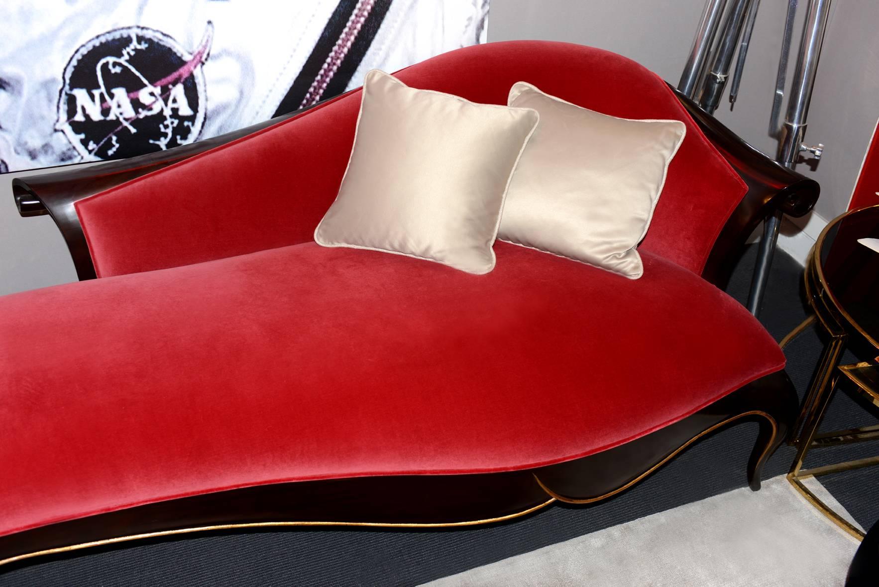 Lounge Design Stuhl Carla aus rotem Samt und 
braun lackiertes Massivholz aus Mahagoni.
