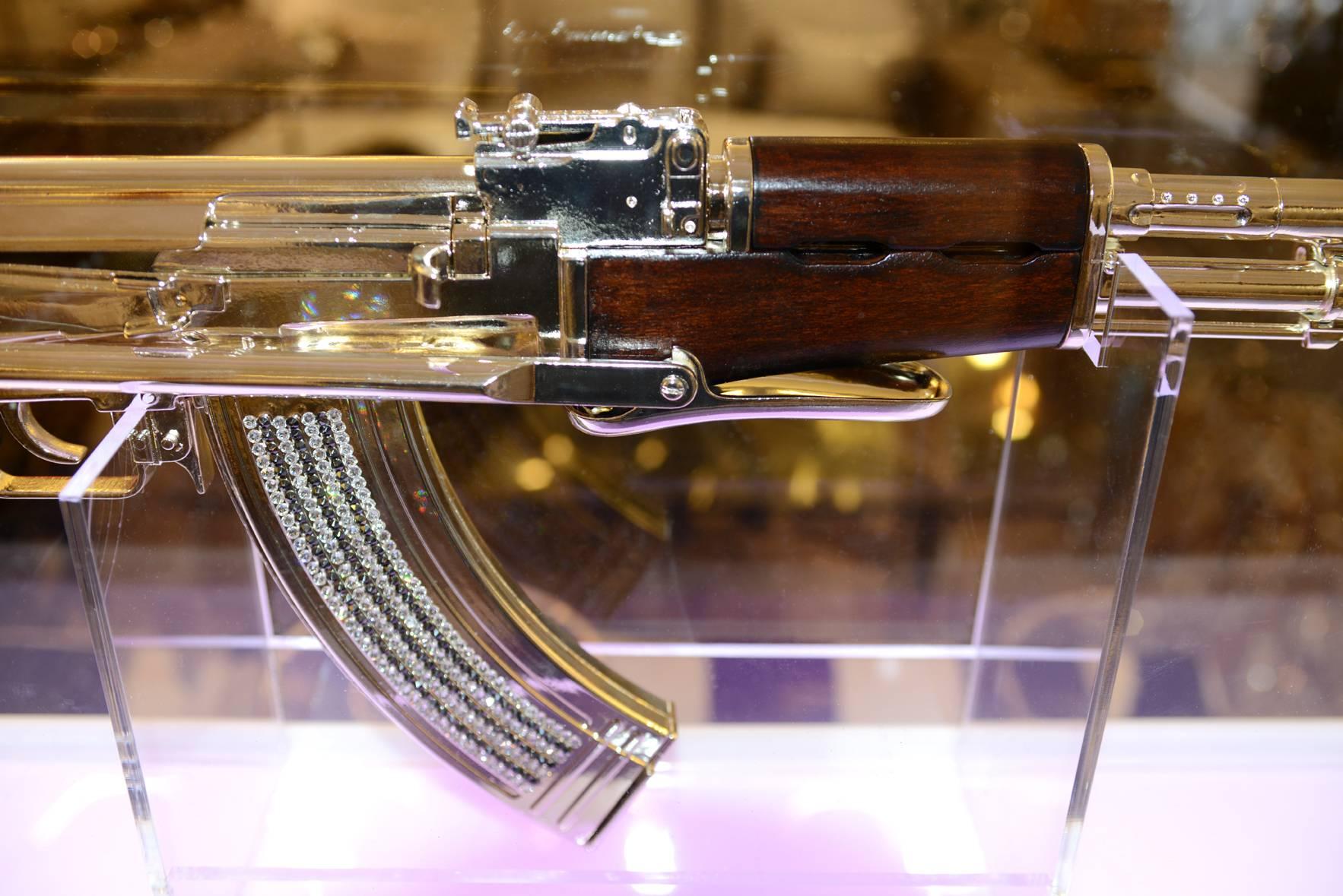 AK-47 in Silber Finish Kunstskulptur Demilitarisiert (21. Jahrhundert und zeitgenössisch)