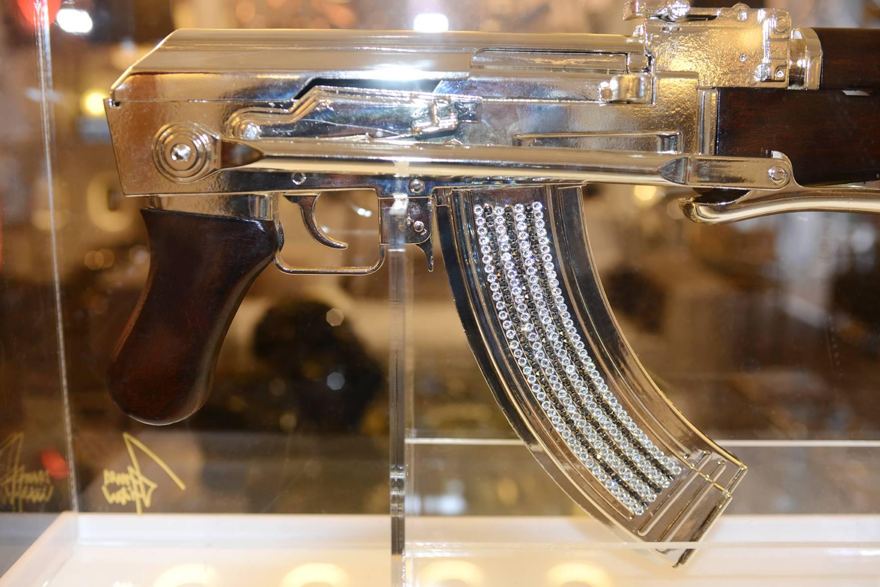 AK-47 in Silber Finish Kunstskulptur Demilitarisiert im Zustand „Hervorragend“ in Paris, FR