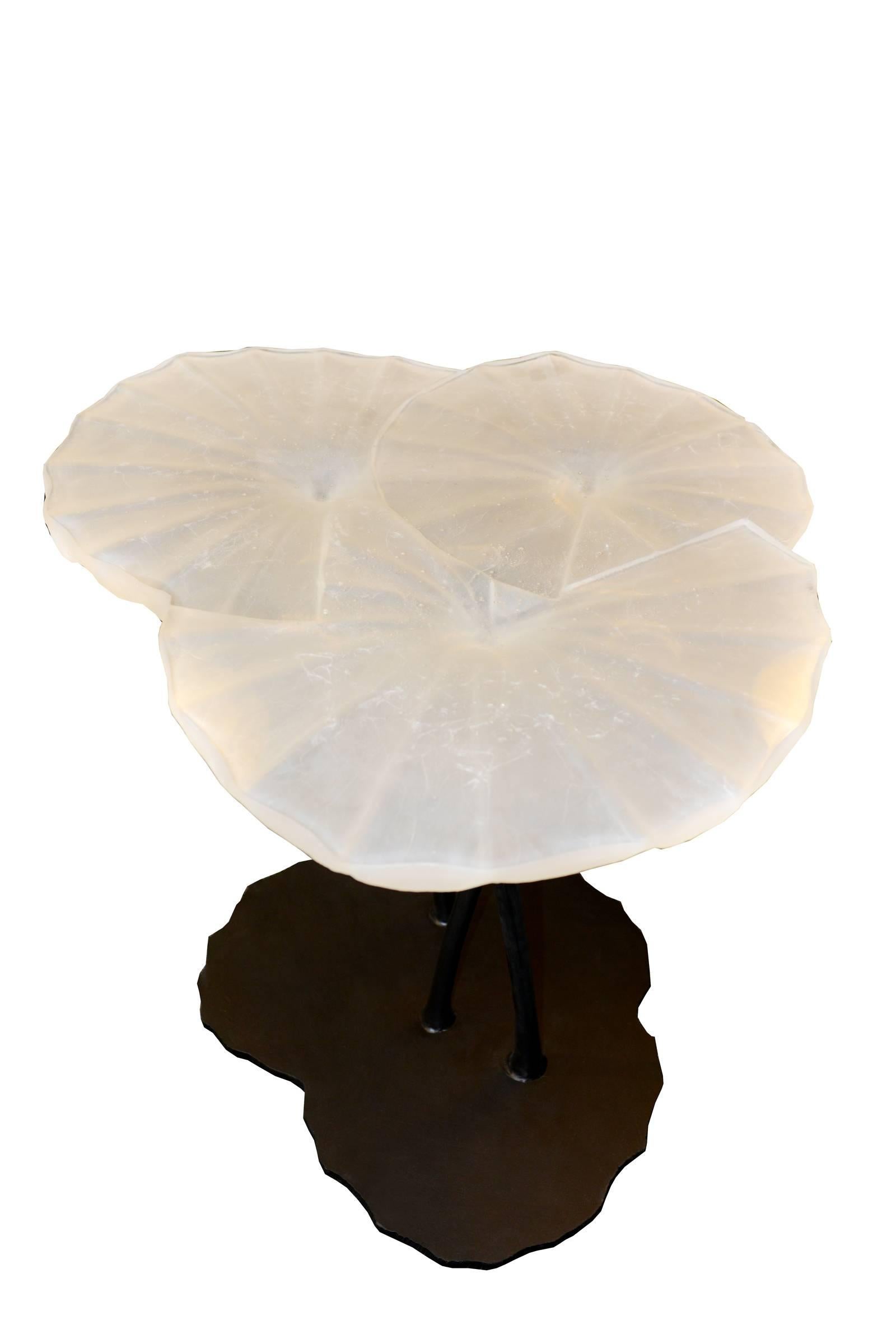 Cristal de table trois feuilles de nénuphar sur fer
base forgée de 3 pieds. Fabriqué en France en 2016. 
Dessus réalisé avec de la pâte de verre baccarat en cristal 
moulé à la main. Une pièce exceptionnelle et unique.