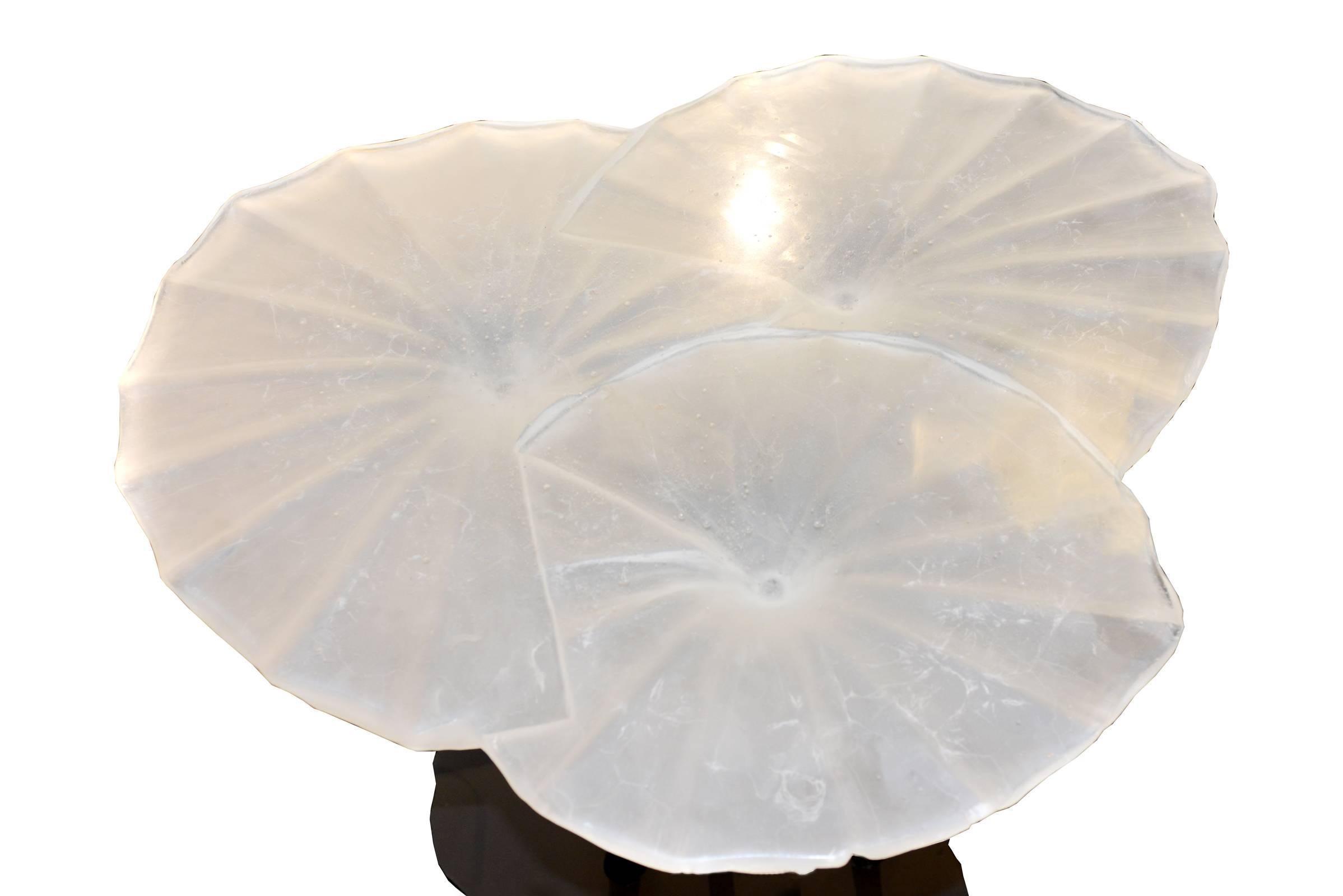 Table en cristal à trois feuilles aquatiques sur base en fer, fabriquée en 2016 Excellent état - En vente à Paris, FR