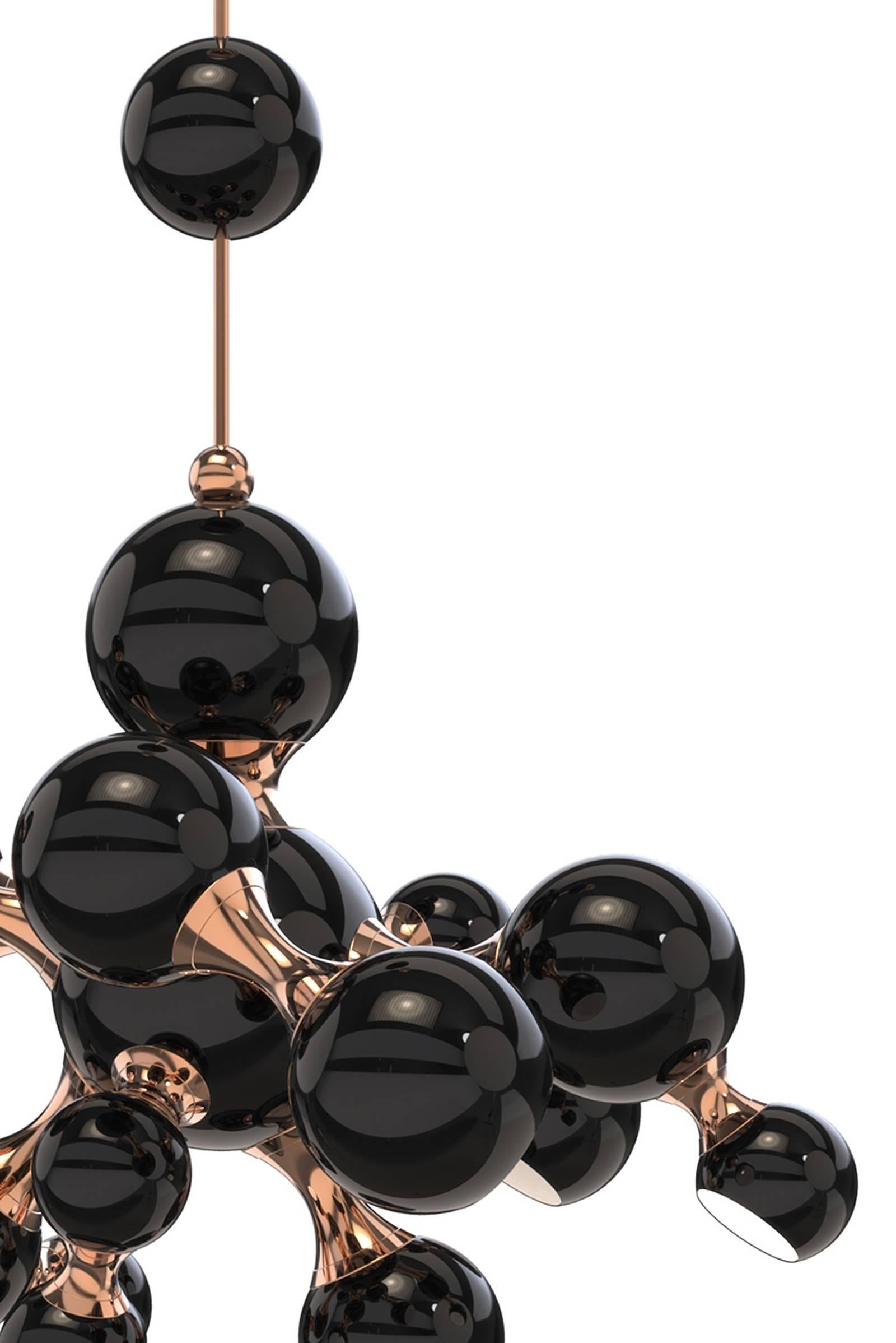 Kronleuchter aus schwarzer Perle mit Aluminium- und Messingstruktur in Kupferoberfläche (Portugiesisch) im Angebot