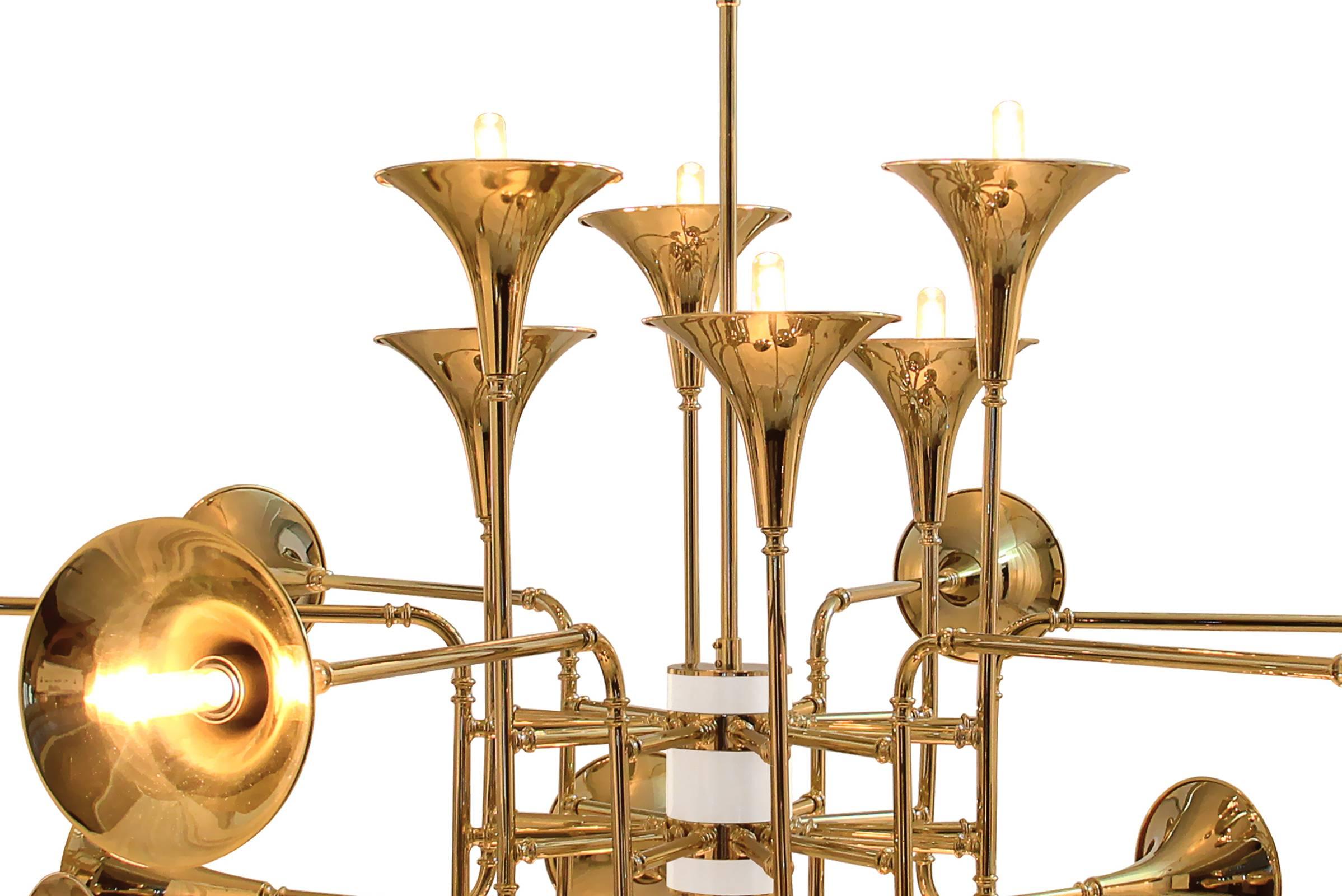 Chandelier Davis with handmade structure in polished solid 
brass and gold-plated. With 24 bulbs. max 40W bulbs. bulbs
not included.

 