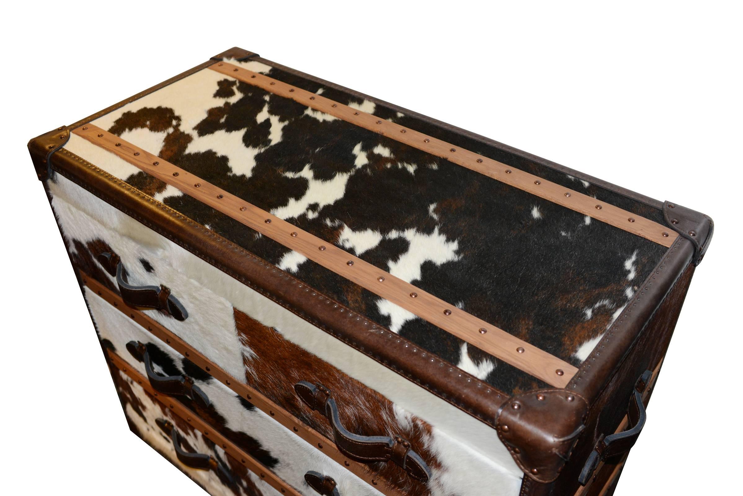 Chest of drawers Rancho with natural white and brown cow-hide and
genuine leather. Four drawers. 
