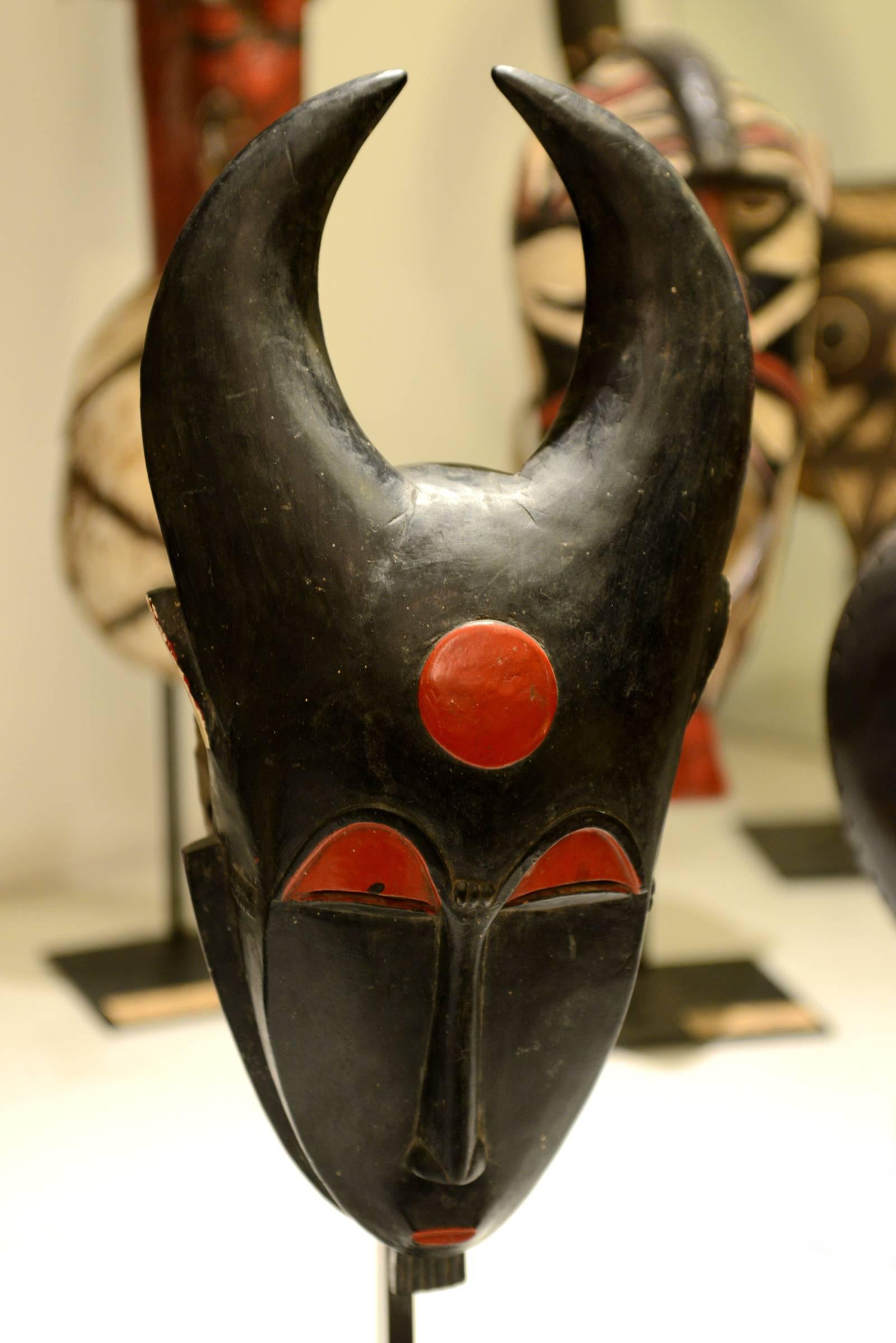 African mask Baoule from ivory coast. 
Middle 20th century. Bronze base 13 x 12 cm.
The Baoulé live in the south east of the ivory coast. 
They belong to the Akan group.
The Kplé-Kplé mask is a variant of the buffalo mask 
such as the Goli.