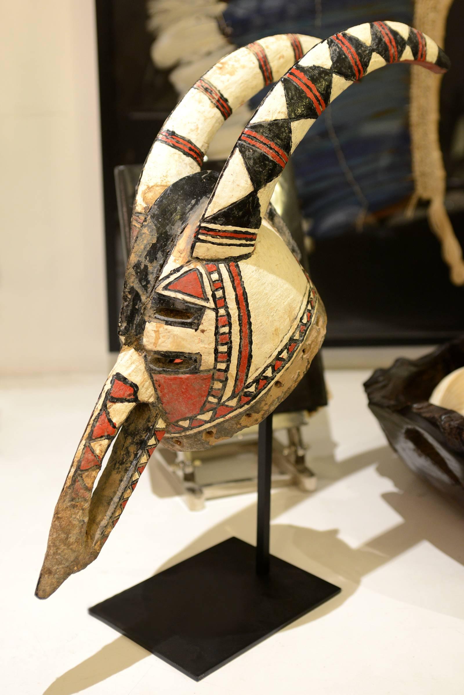 African mask Mossi antelope from Burkina Faso, middle 20th century.
Measures: Base 20 x 15cm.
