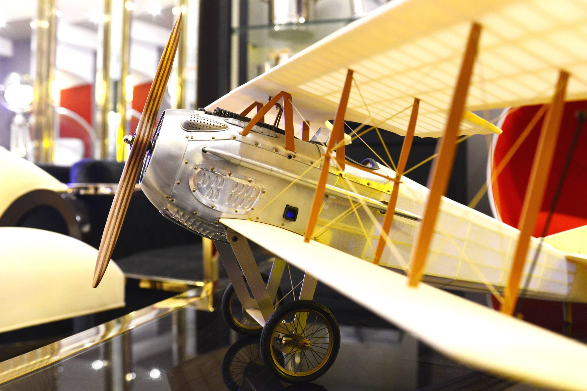 Old Charles Modell Aeroplane Transparenterpad-Flugzeugtyp (21. Jahrhundert und zeitgenössisch) im Angebot