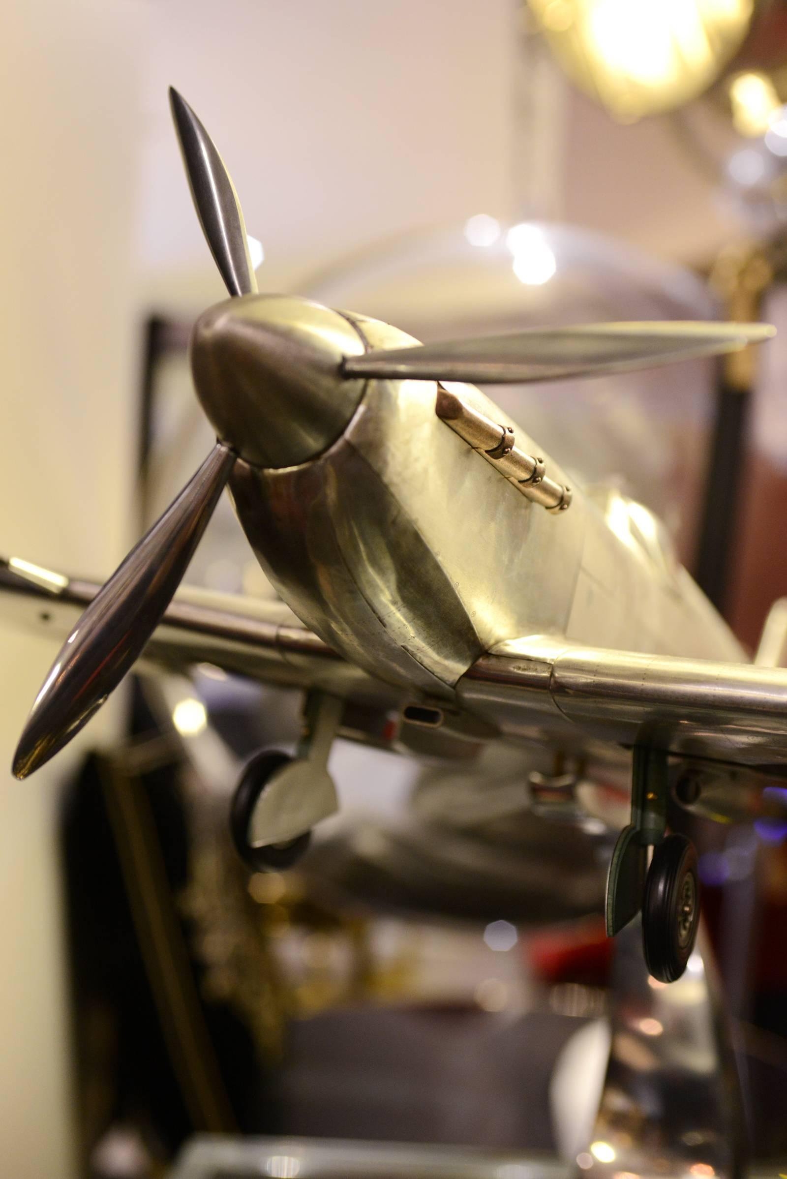 XXIe siècle et contemporain Modèle réduit de l'avion Spitfire AP456 en vente