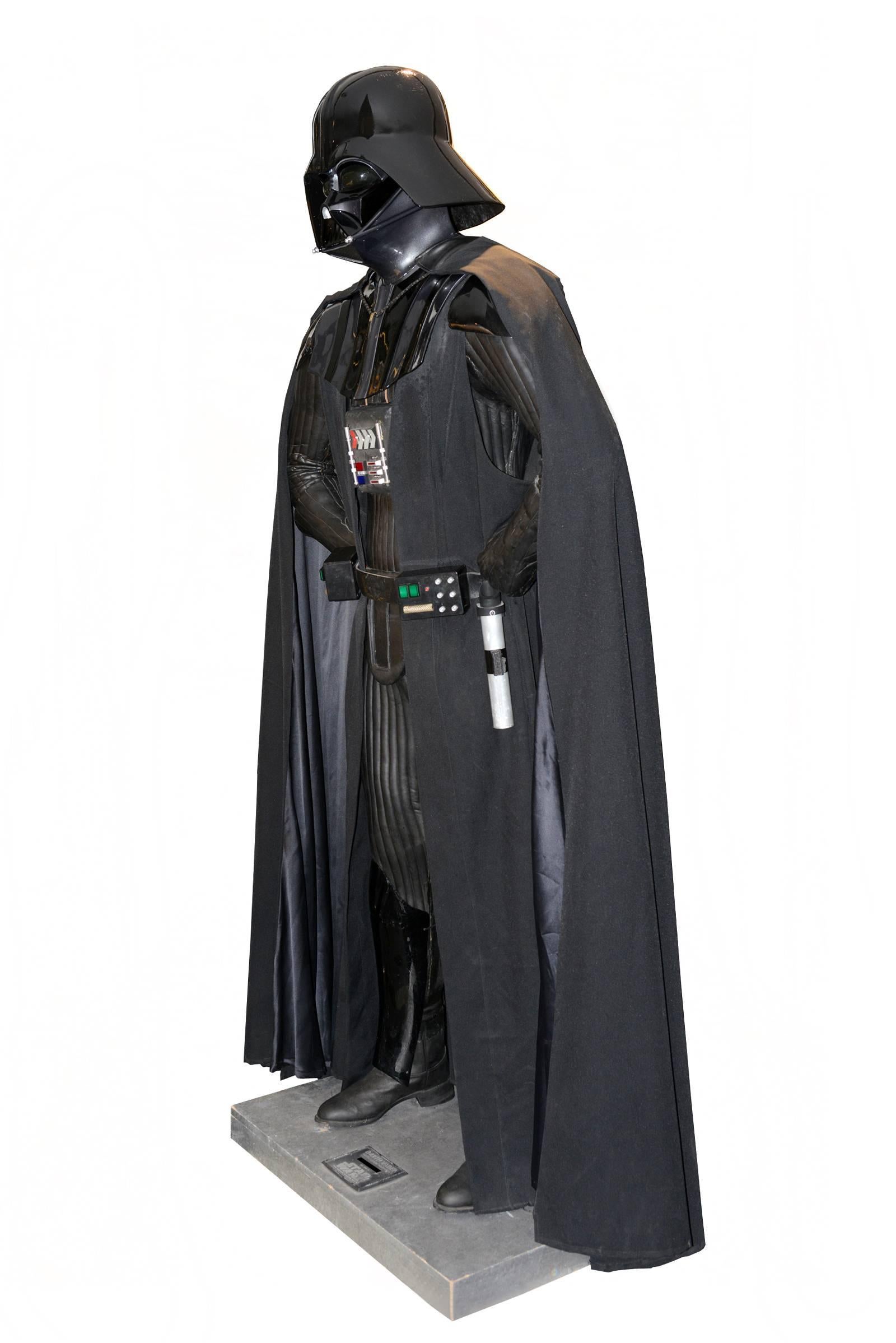 Dark Vador life size statue Studio Rubie's Star Wars
in collaboration with Michael Burnett, made in 1997,
for 20th Saga Birthday. Lucas Film. Darth Vader
Limited edition 76/500, vintage collector rare piece.
