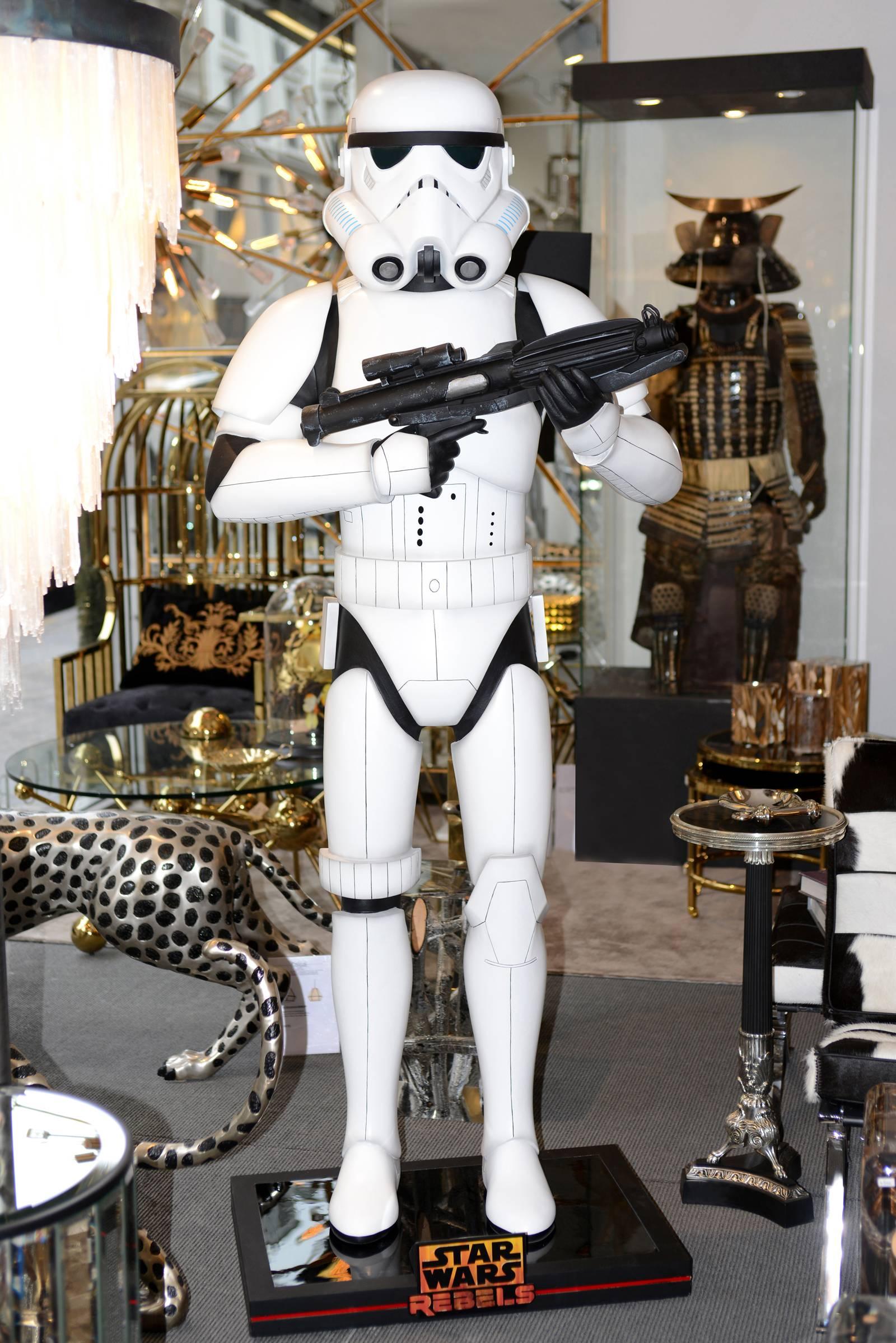 Stormtrooper mit gebogenem Arm Lebensgröße Star Wars, lizenzierte Figur,
Lucas Film, in limitierter Auflage von 333 Stück. In Fiberglas.

 