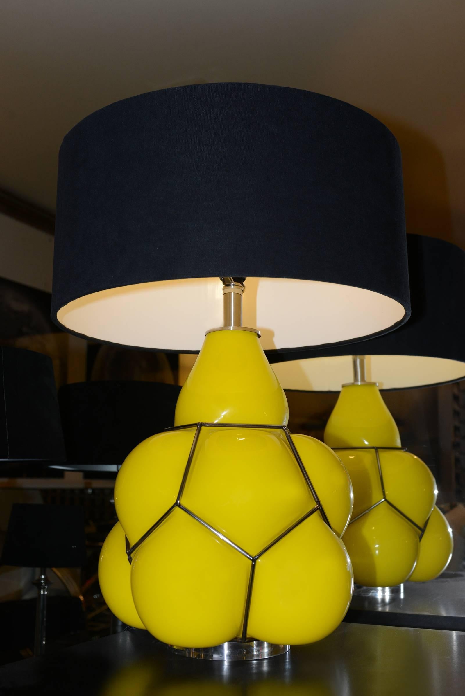 Table lamp yellow set of two in glass 
with black lampshade. Unit price: 980,00€
Set of Two price: 1960,00€
