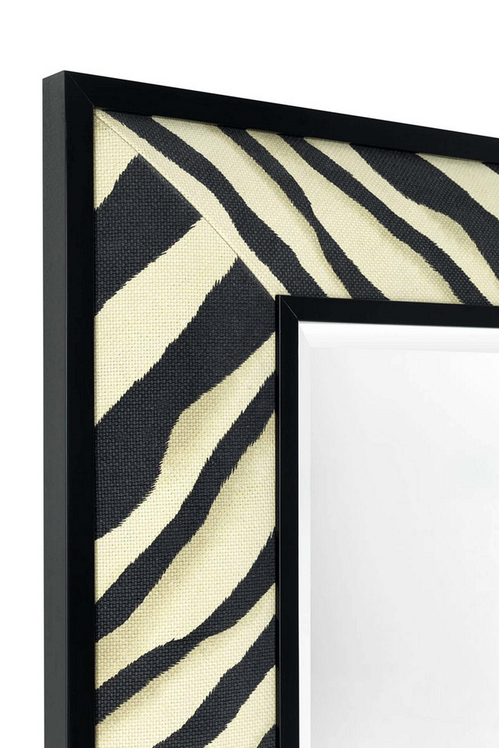 Mirror zebra with mirror glass and 
black and white frame in fabric with
zebra pattern.
   