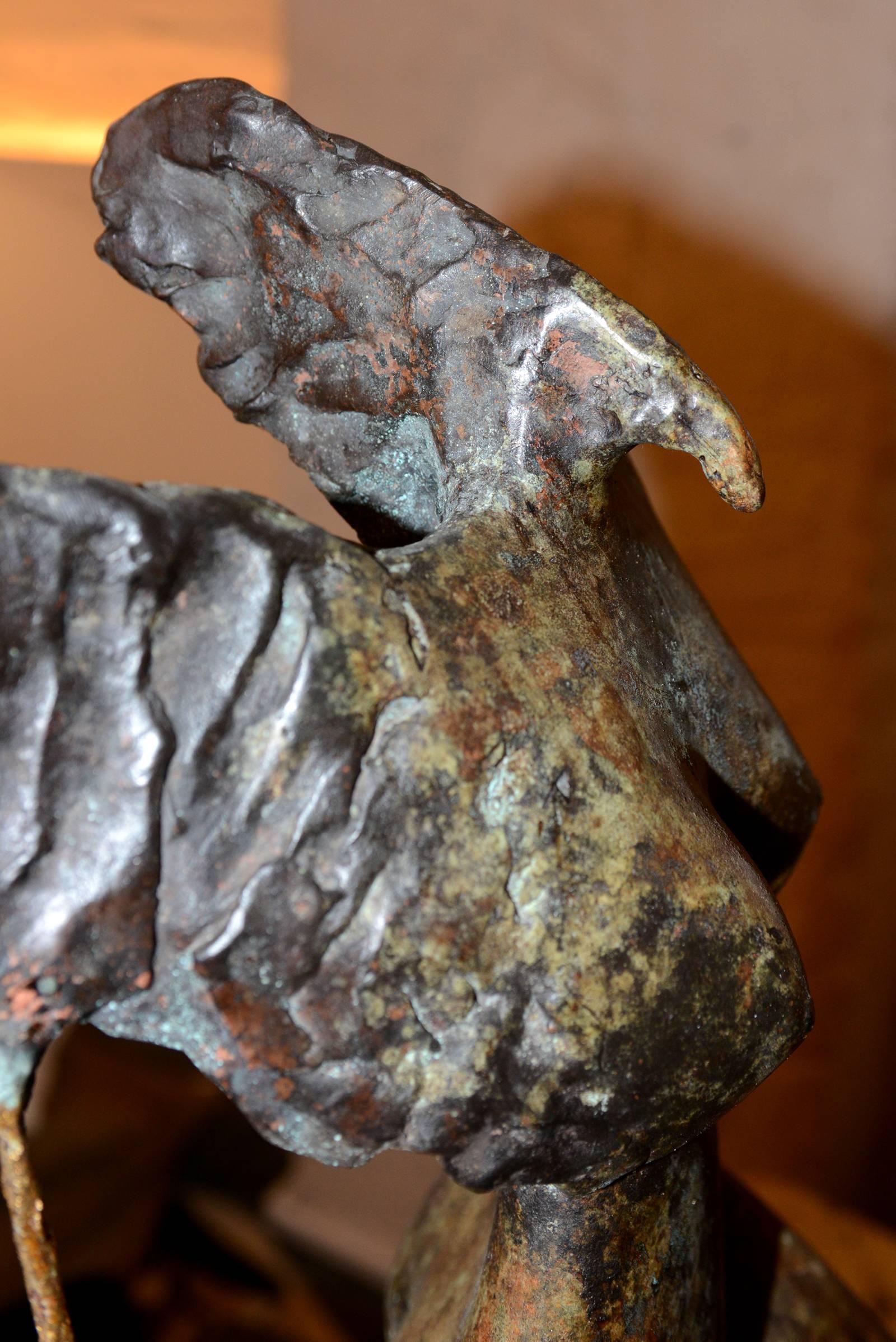 Sculpture femme avec tête de coq sur socle en bronze.
Fabriqué en 2014, pièce unique. Fabriqué à la main en France.

