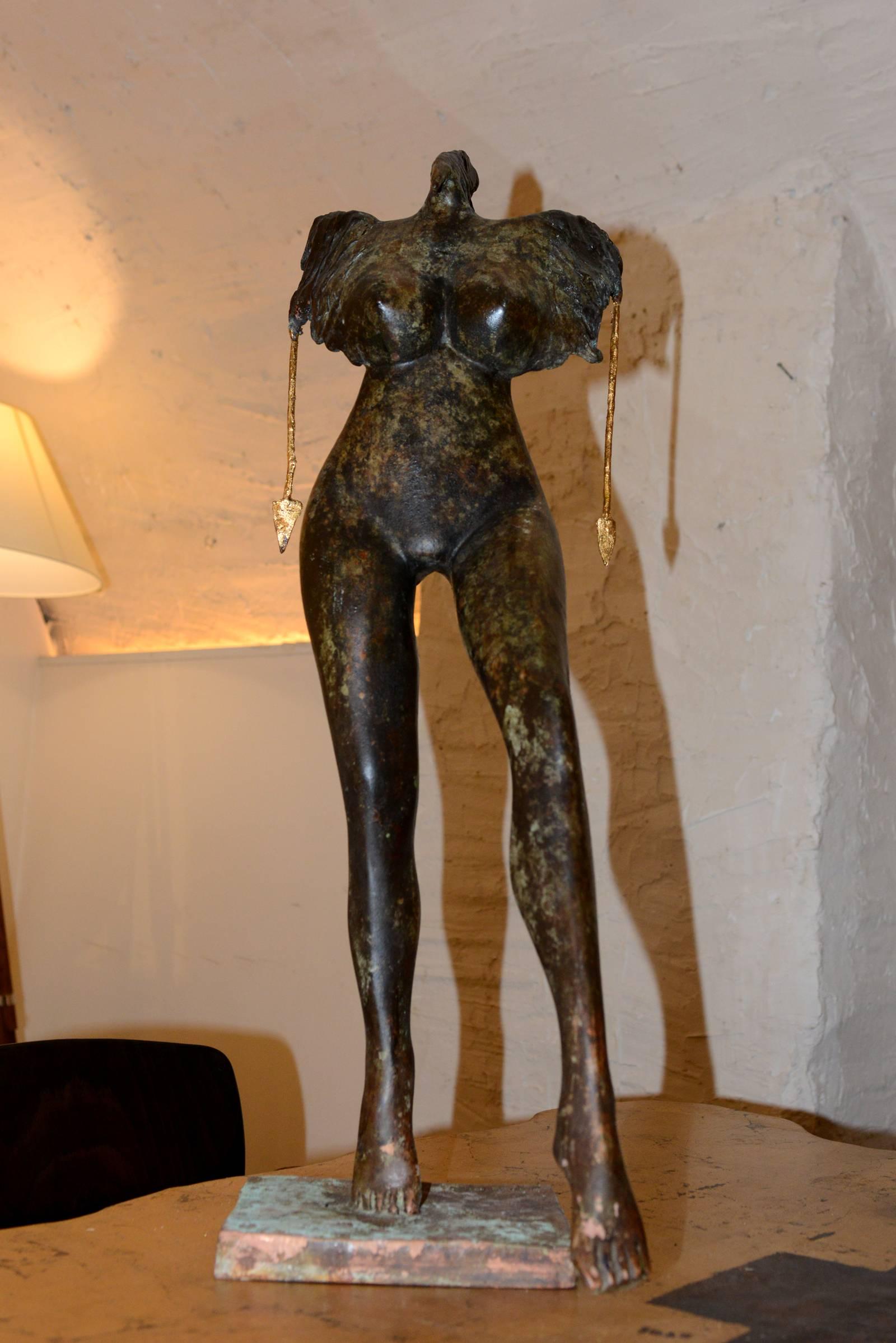 Skulptur einer Frau mit Cocktailkopf aus Bronze (Handgefertigt) im Angebot