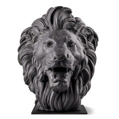Scultura di un leone nero