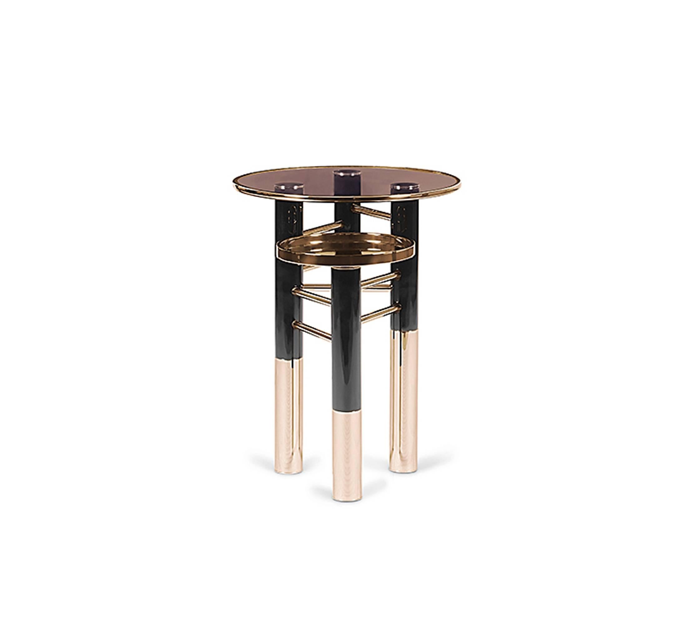 Side table united in stainless steel with brown glass top 
with gold trim and gold plated tray. Four neat gold plated, 
glossy black legs with brass tubes.
