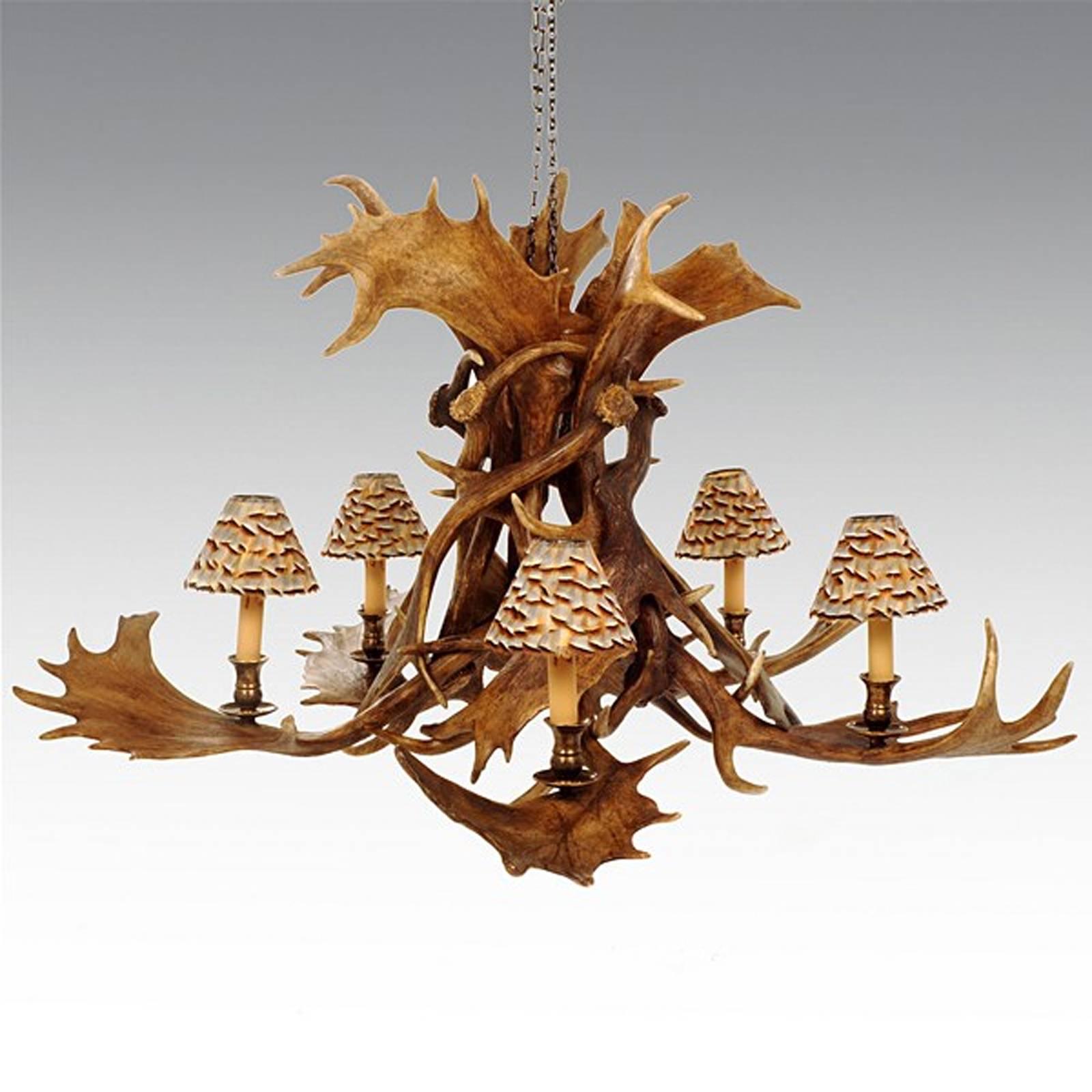 Chandelier reindeer master with five reindeer antlers,
in vintage brass finish, five bulbs and five partridge feather,
lampshade.
