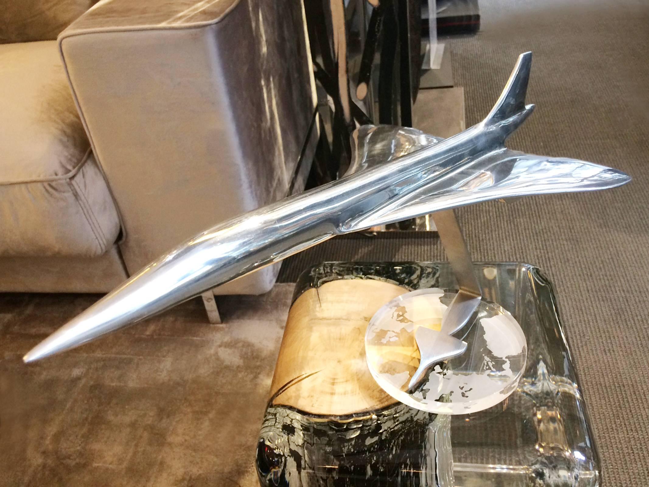 Model Concorde in polished aluminium scale 1/100
on crystal base. Limited edition of 20 pieces.
The Concorde is a supersonic airliner built by the South
Aviation Association (now aerospace) and the British Aircraft
Corporation (later British