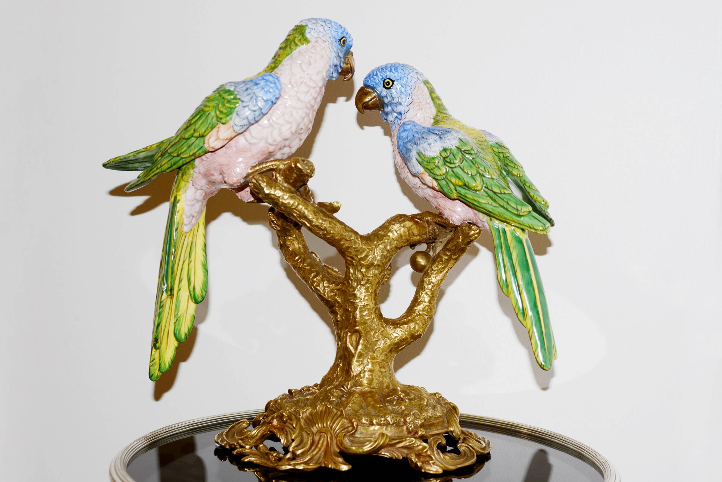Sculpture parrot couple made in solid porcelain, 
hand-painted finish, on solid bronze and 
porcelain base.
