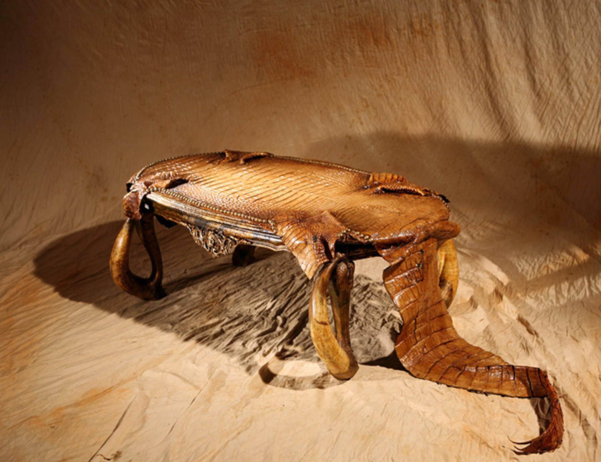 Coffee table Cayman with handcrafted wood structure.
Covered with alligator skin and tail. Feet in wood and zebu
horns. Details and nails in bronze. Exceptional piece on request.
Made in France.

          
