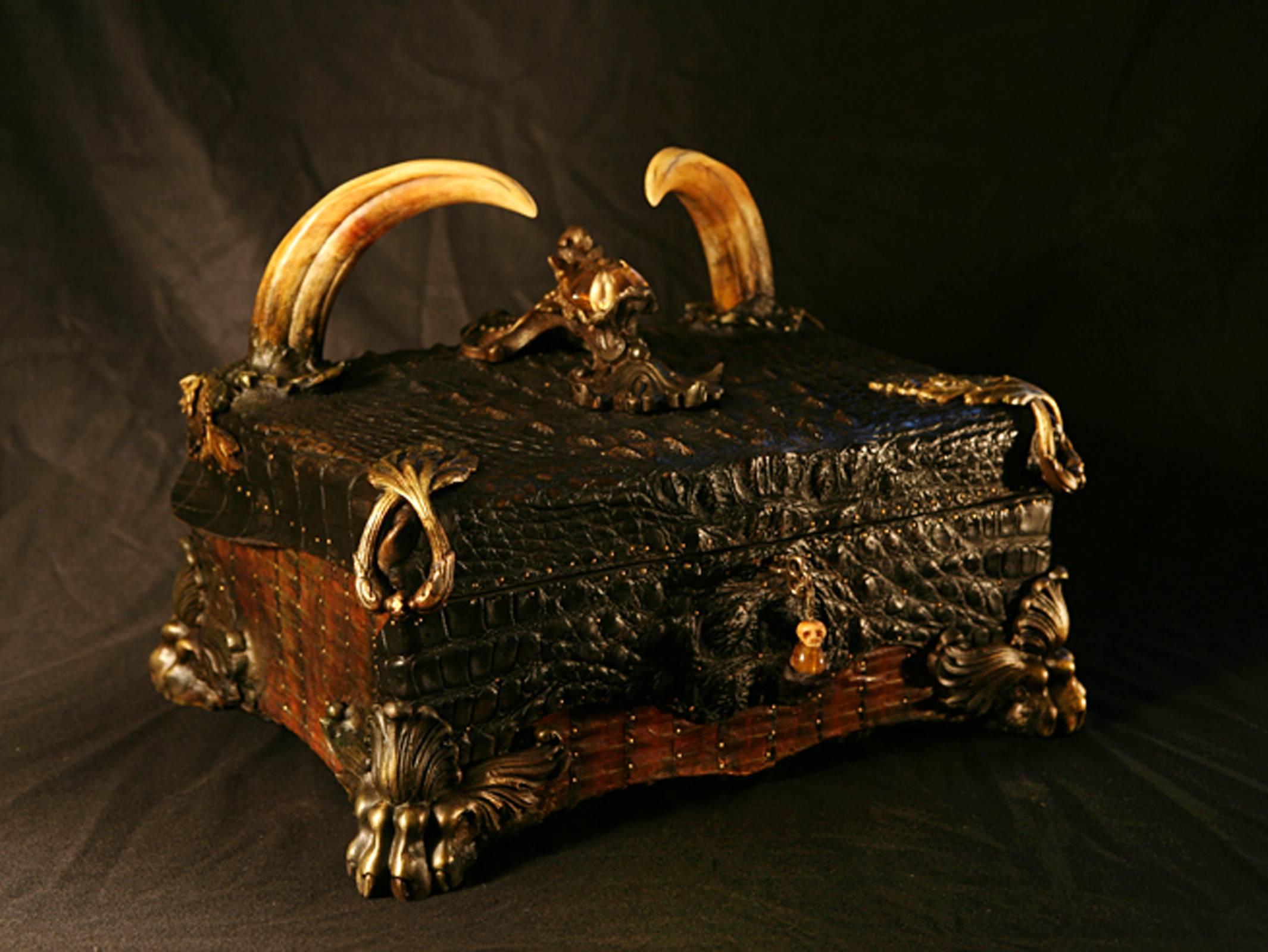 Cigar box crocodile with cedar wood structure, 
covered with alligator skin, details in bronze and
crystal. With two Wartog teeth. With thermometer 
to keep your best cigars. Exceptional piece on 
request. Made in France.
