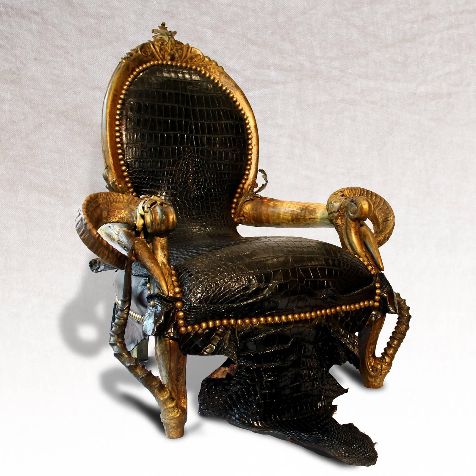 Armchair black crocodile with solid wood structure
upholstered with alligator skin. Arms made with zebu
horns and aries horns. Arms base with Impala horns.
Details and nails in solid bronze. Made in France.
Exceptional piece.
