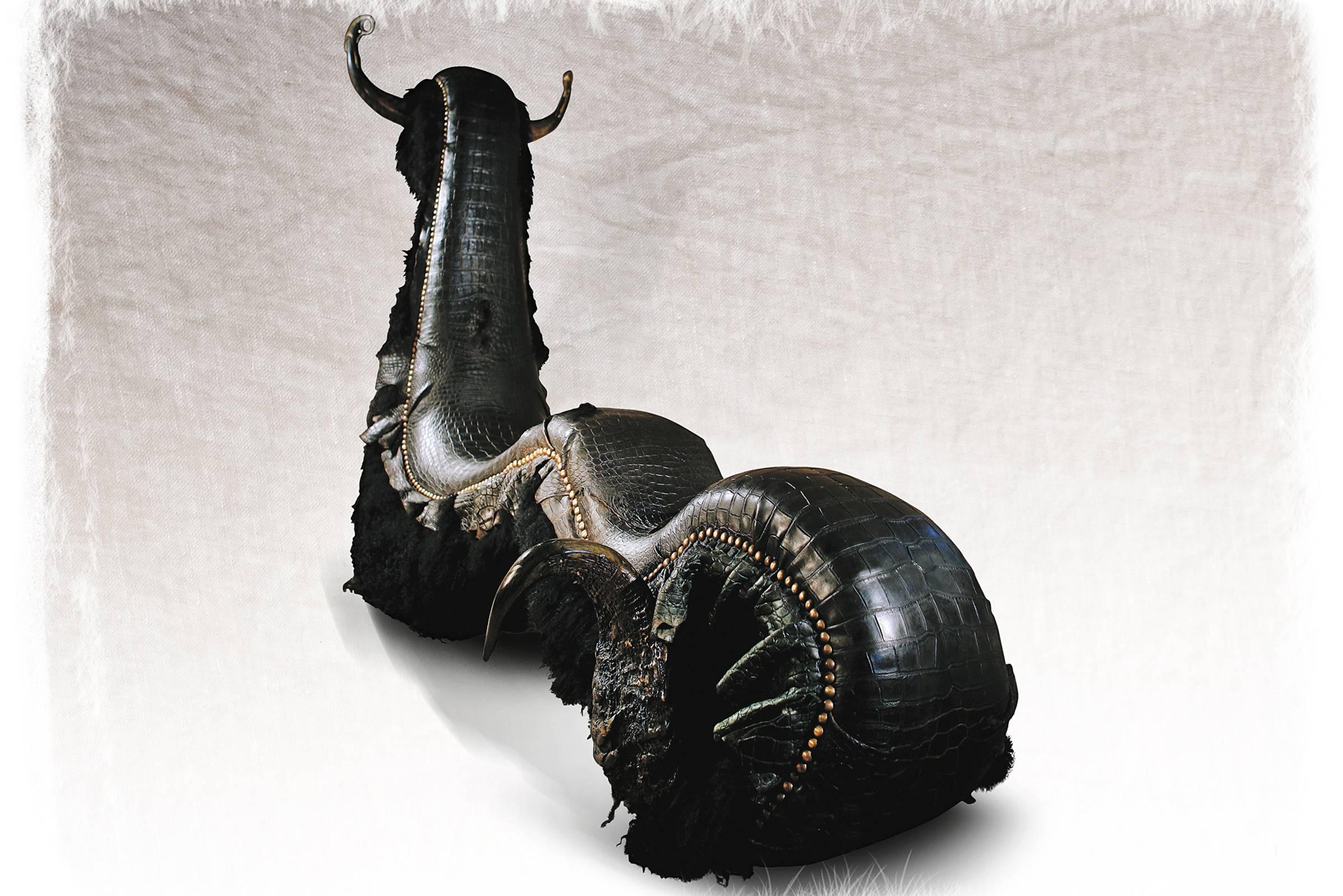 Chair buffalo and black croco with real blackened
grand alligator skin, blackened lamb wool of Mongolia,
Asian and african buffalo horns. Nails and details in
solid bronze. Hand-crafted solid wood structure.
Exceptional piece, made in