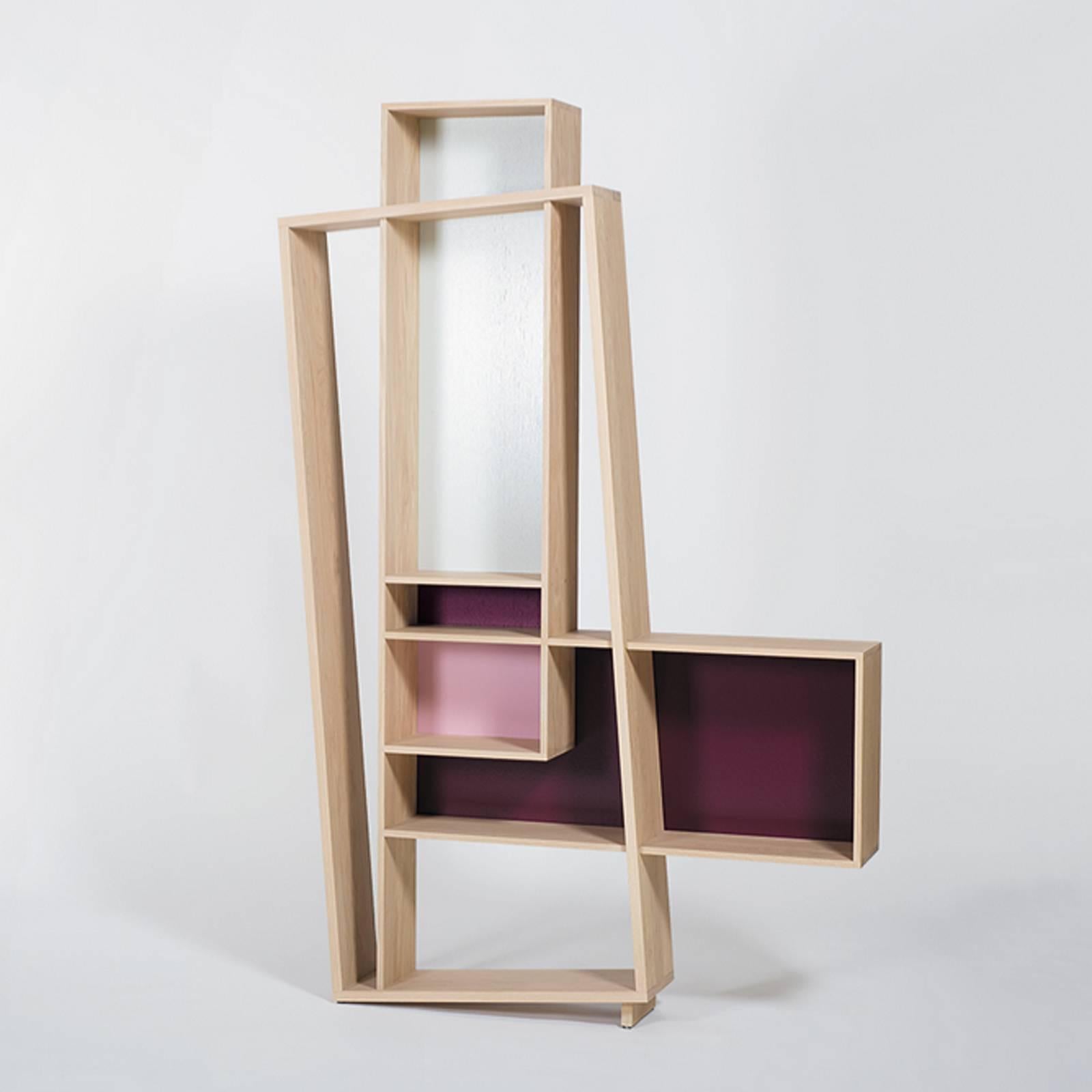 Shelve tilted wall 100% solid French raw oak, from sustainable
forests, France. With white, pink and purple backs. 
Back colors can be selected in different colors, on 
request. From Anjou in France.
Available in raw oak, price: 2950,00€
Available