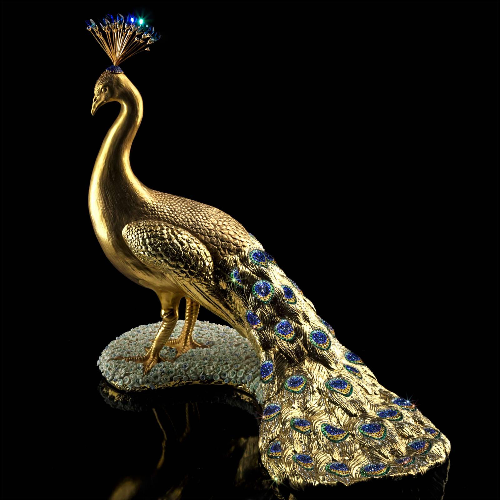 Sculpture gilded peacock handmade in precious porcelain
one by one, feather by feather. Each feather is unique. Made
with shiny porcelain, hand-painted with 24-karat gold and precious colors.
24-karat gold-plated brass base and crystallized with