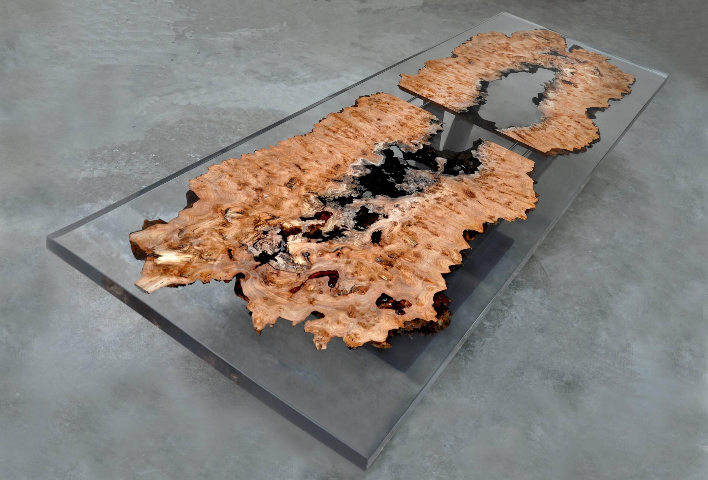 Esstisch oder Konferenztisch aus Ulmenholz und Kunstharz im Zustand „Hervorragend“ im Angebot in Paris, FR