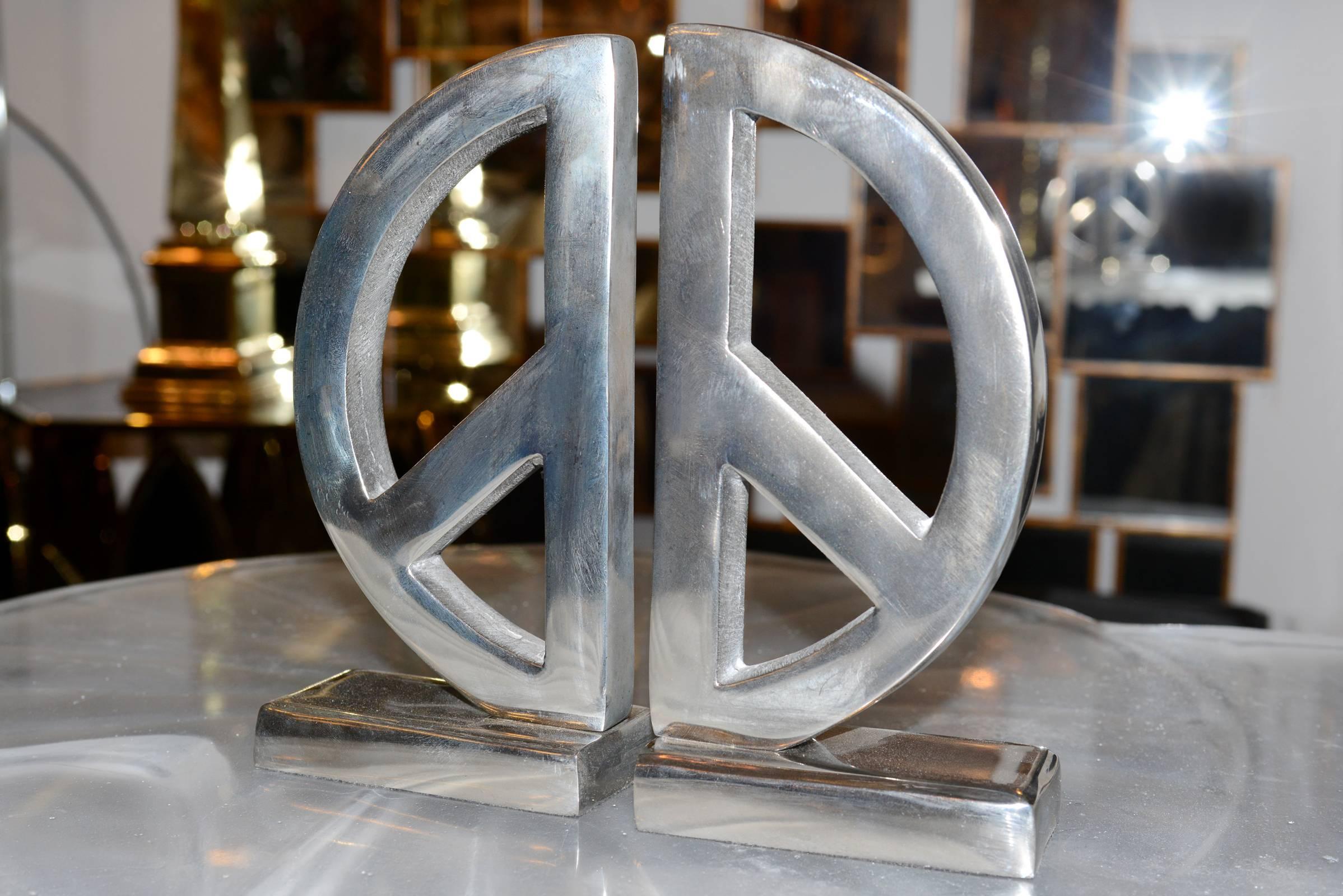 Set of two pieces, bookend Peace & Love
with structure in polished aluminium.
 