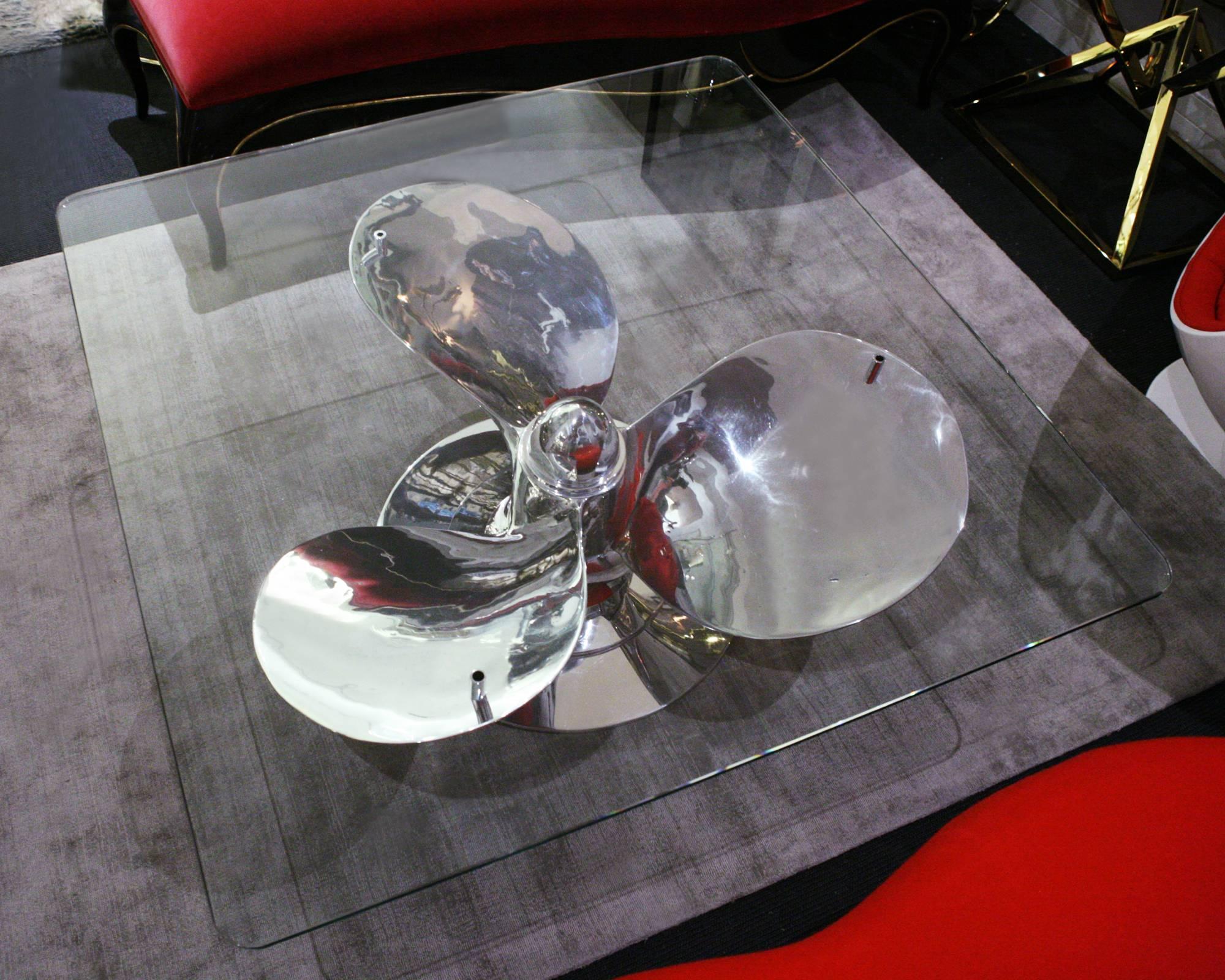 Table basse bateau de marine patrouilleur hélice de vis en
alliage d'aluminium poli. circa 1970. Avec carré
plateau en verre transparent résistant. Pièce exceptionnelle et unique.

  