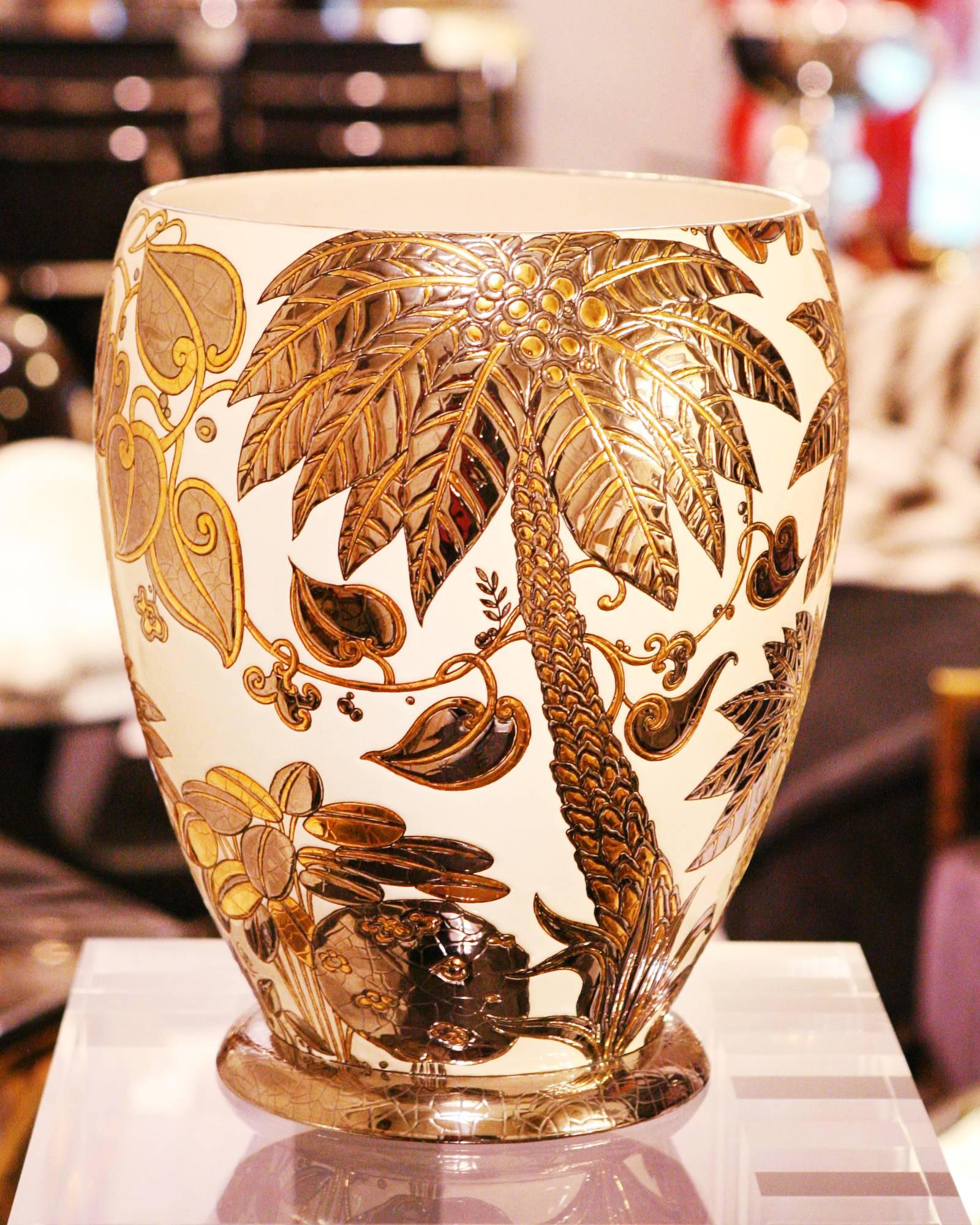 Vase Palmer weiß und vergoldet, Emaux de Longwy
aus Frankreich, außergewöhnliches Stück in limitierter Auflage, 
1/50 Stück. Eartenware handgefertigt. 

 