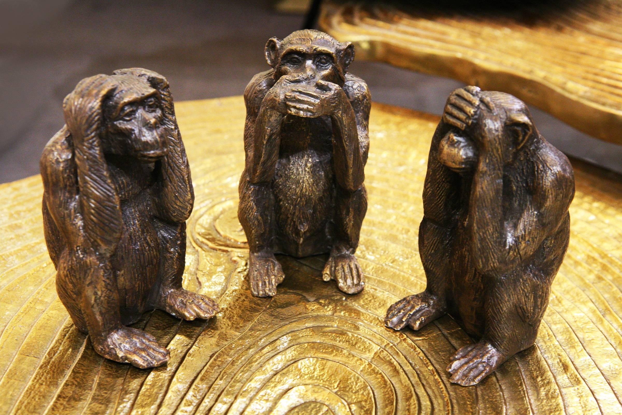 Set of three Monkeys, in solid bronze. Hand-carved 
pieces. Each pieces: L7xD8xH13,5cm.
