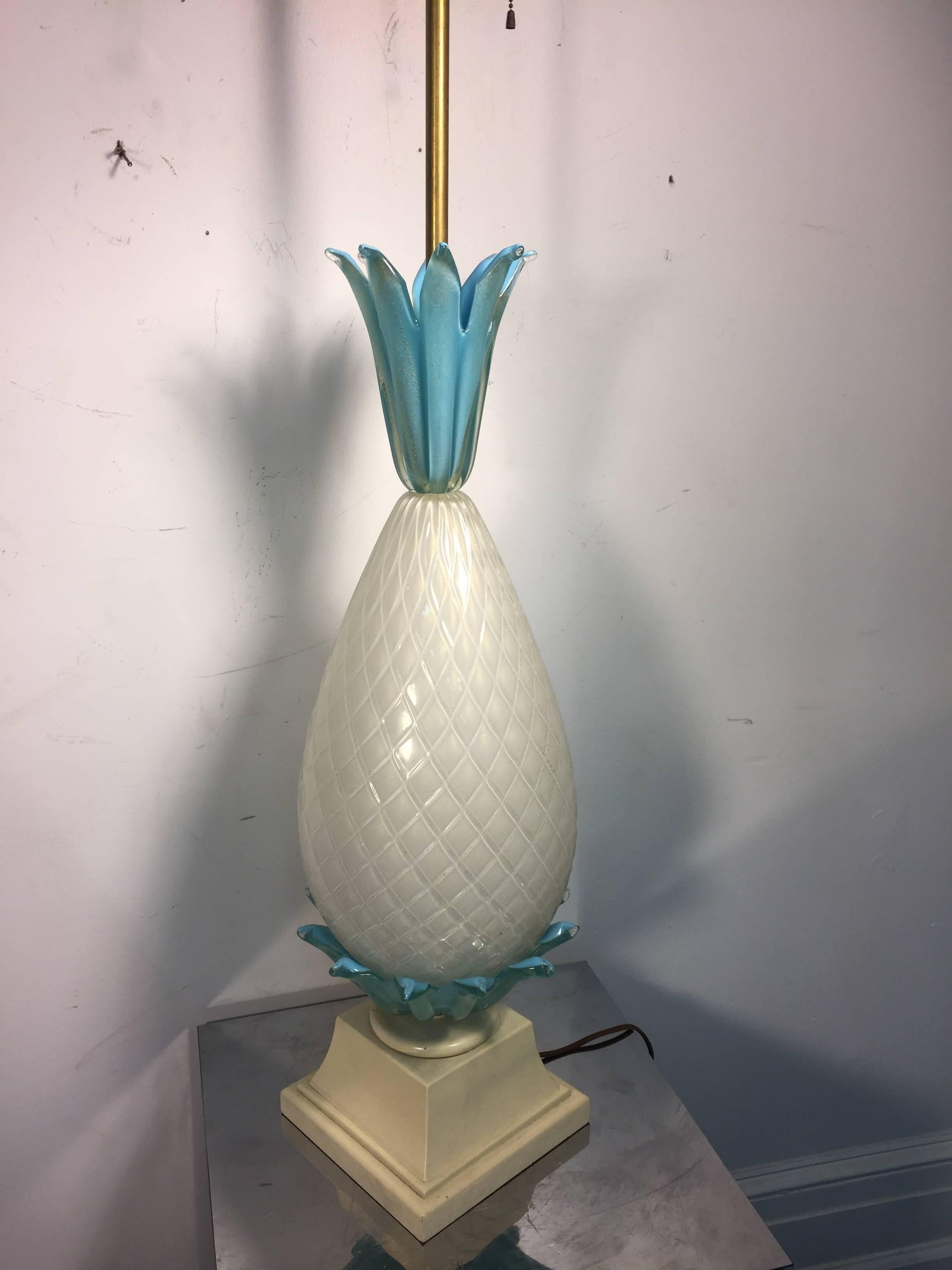 A sensational Murano glass pineapple form table lamp with beautiful gold flakes by Seguso, circa 1970. Good vintage condition.