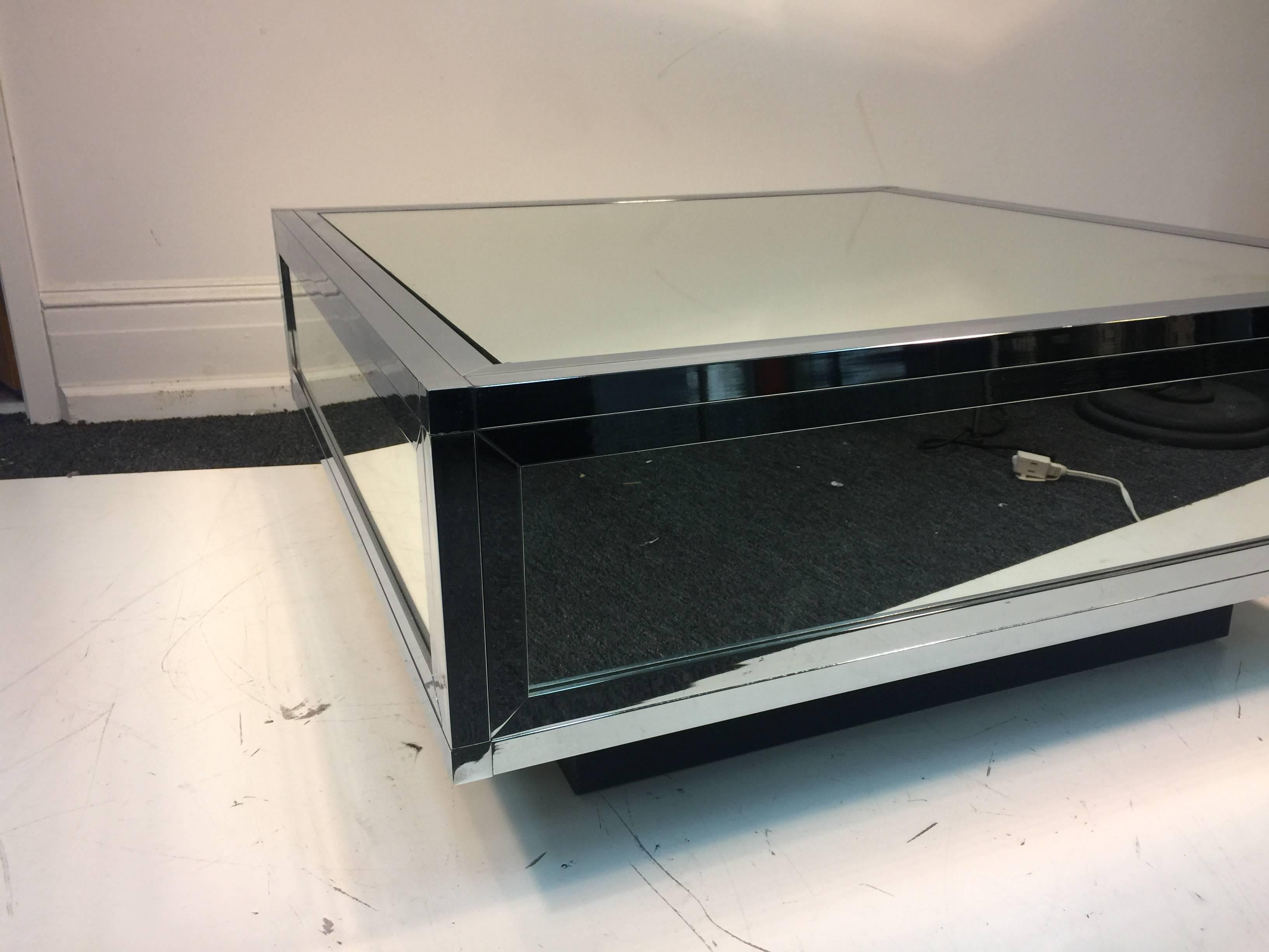 Gorgeous Mirrored Coffee Table with Chrome Finish in the Style of Milo Baughman For Sale 1