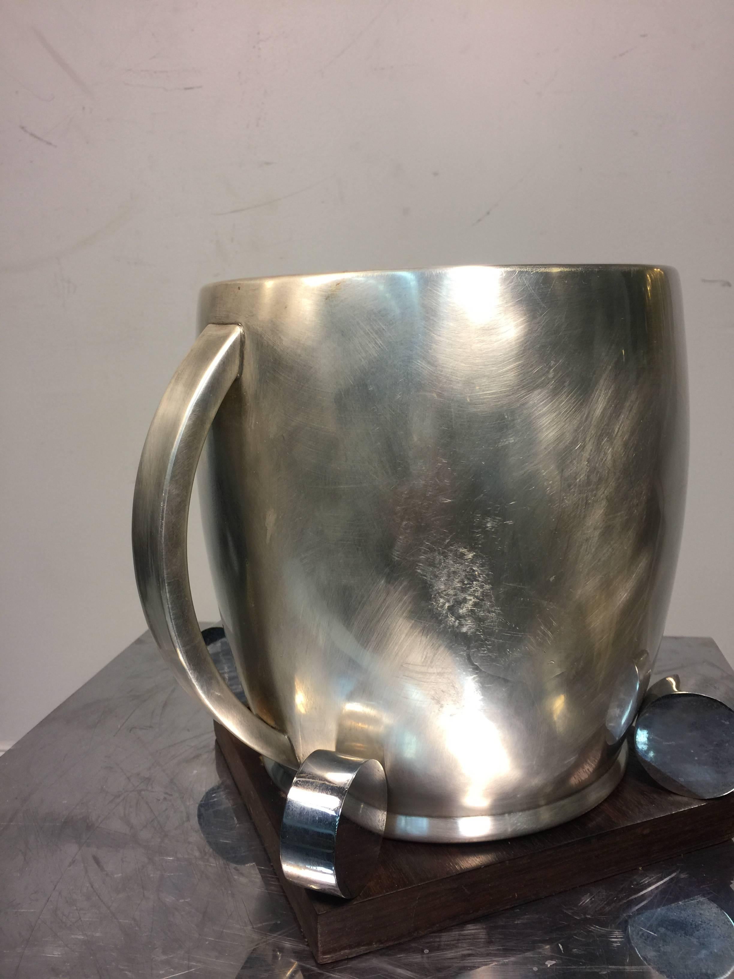 A fabulous modernist French Art Deco silver plate ice bucket in the manner of Jean Puiforcat, circa 1930. Good vintage condition with age appropriate patina.