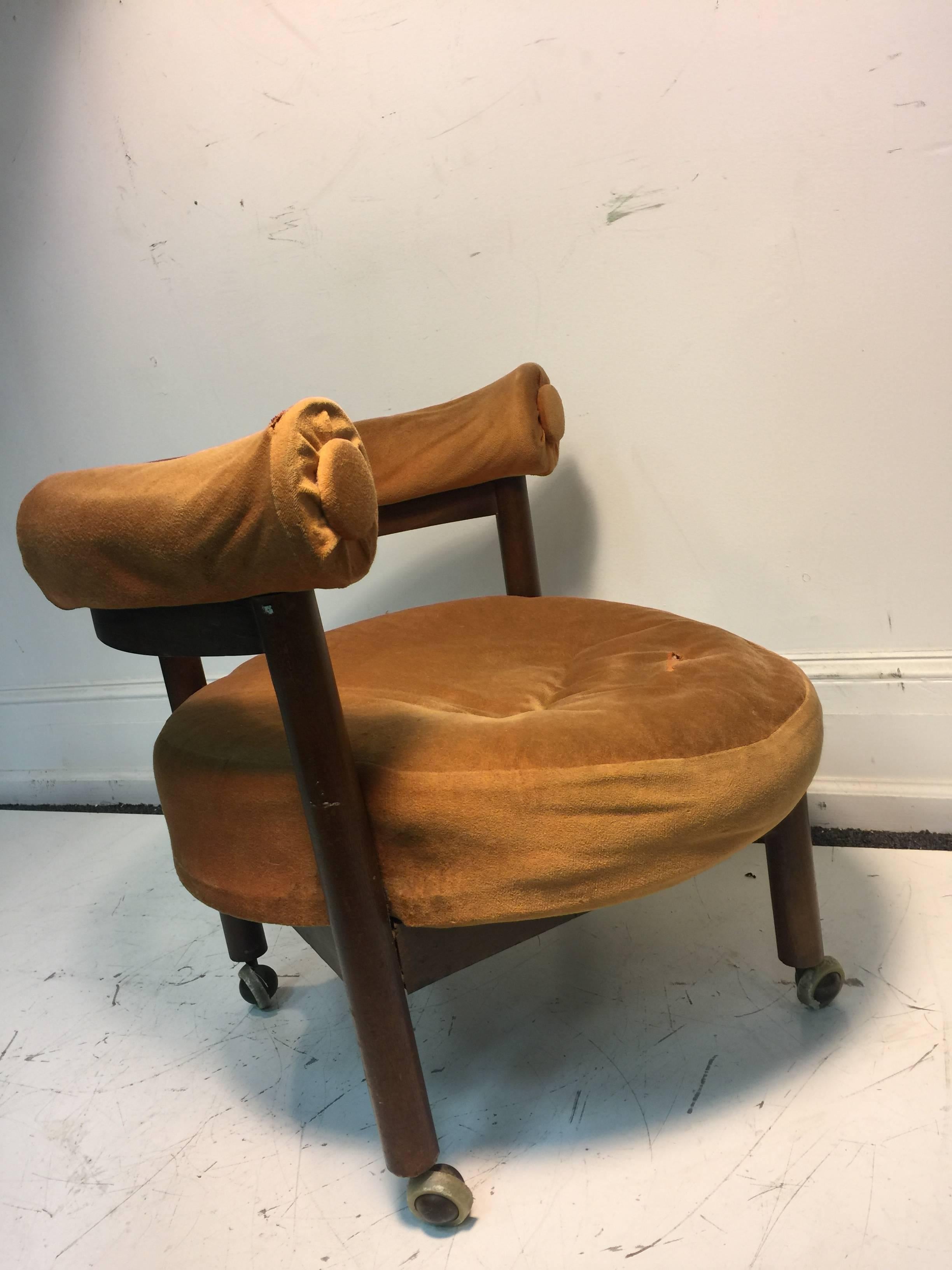 Scandinavian Modern Unusual Danish Modern Round Chair in the Manner of Hans Wegner For Sale
