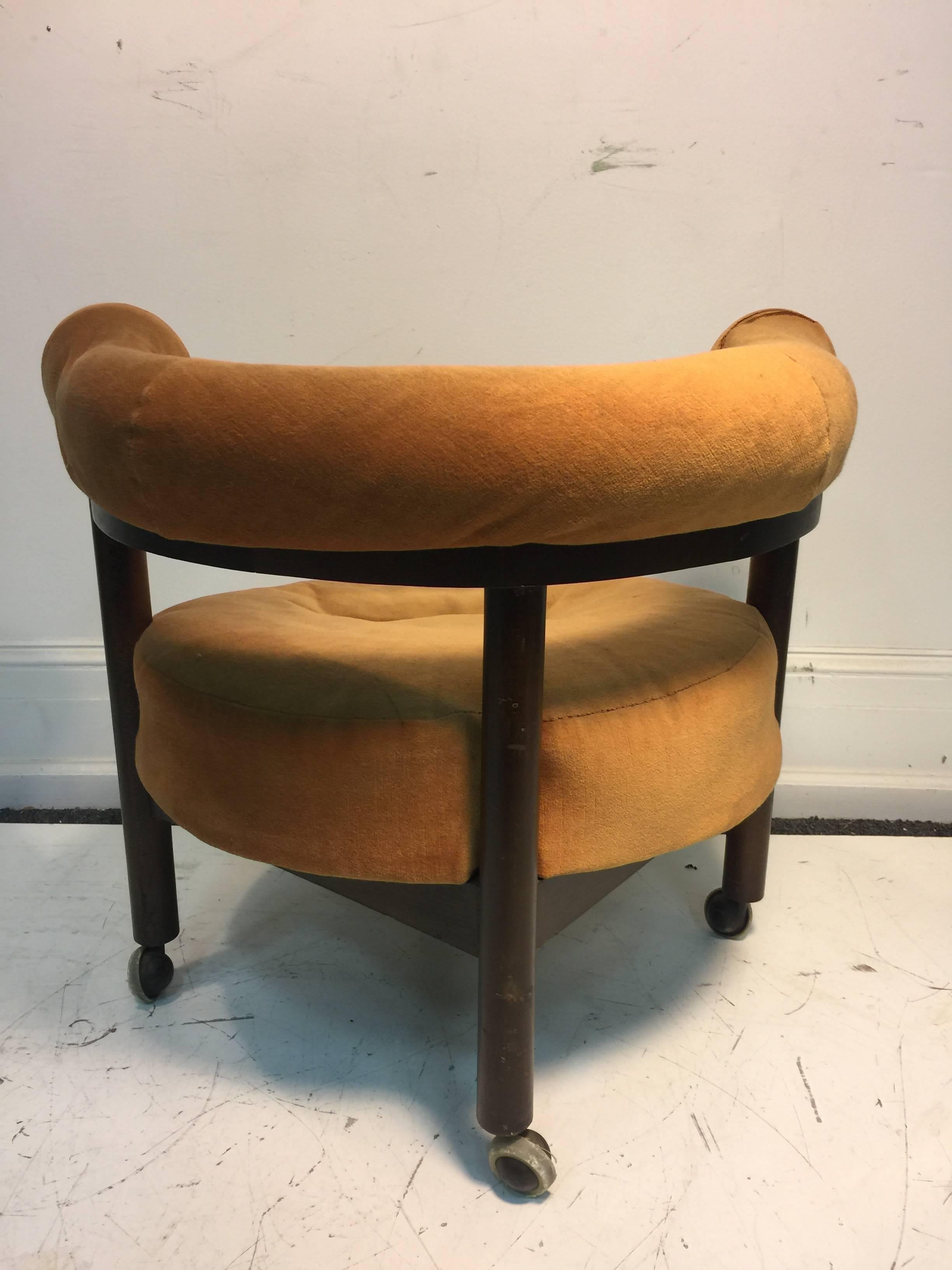 Unusual Danish Modern Round Chair in the Manner of Hans Wegner For Sale 1